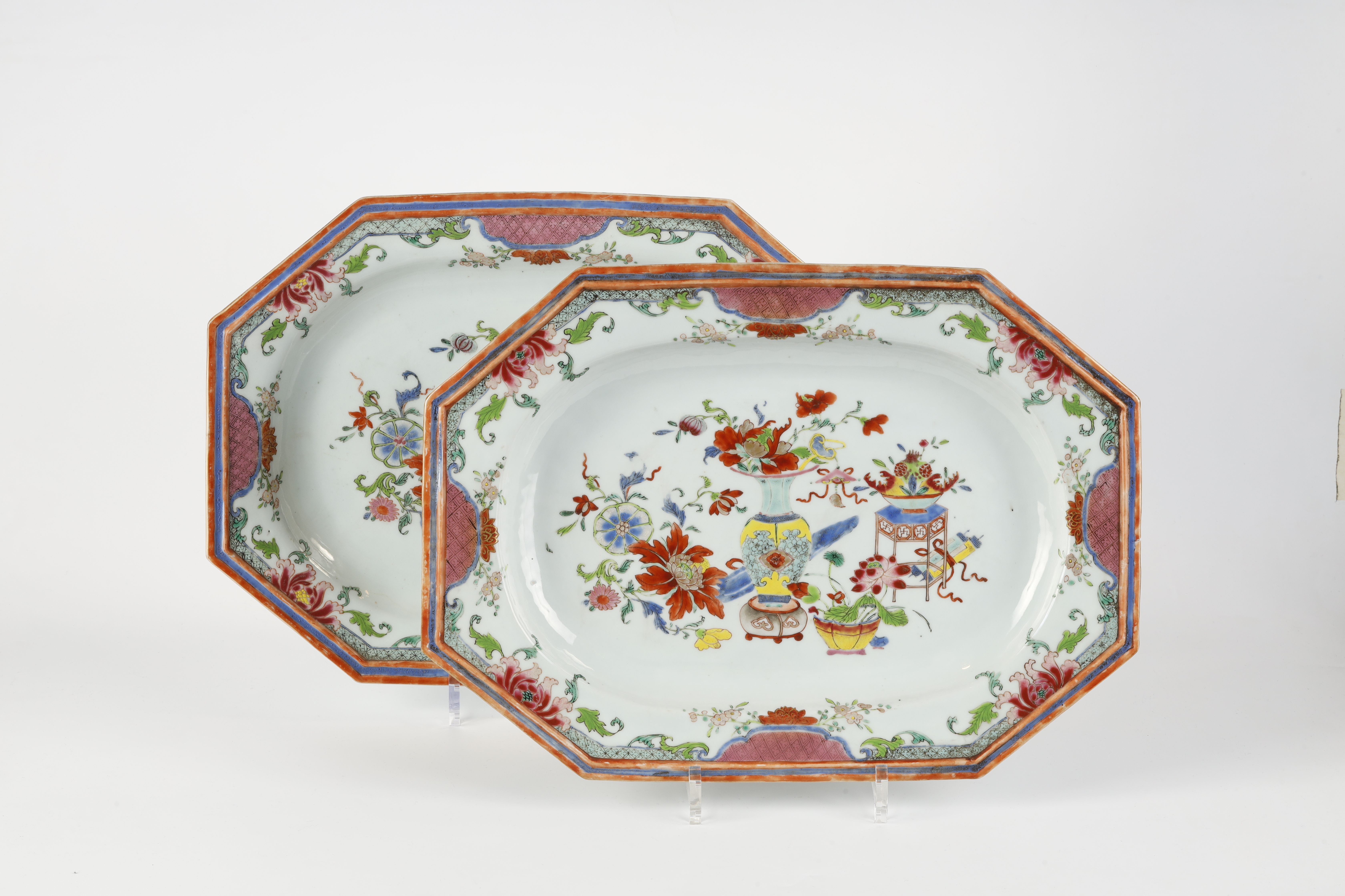 Polychrome : Pair of dish Famille rose porcelain mobilar decor and flowers - Yongzheng period 1723/1735