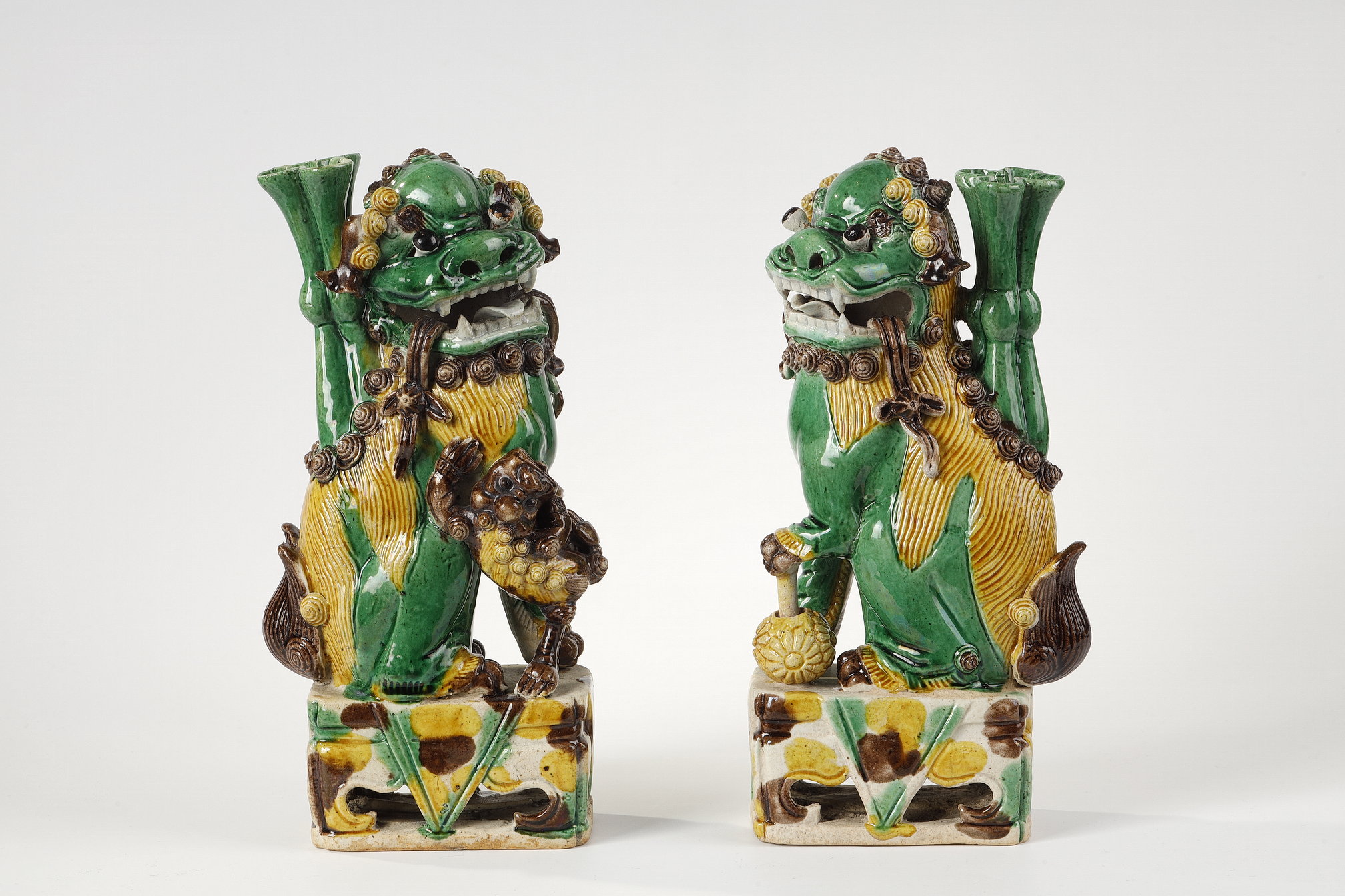 Polychrome : Pair of Fo dogs in enameled biscuit, three colors (green, yellow and eggplant)  
China Period Kangxi 1662/1722