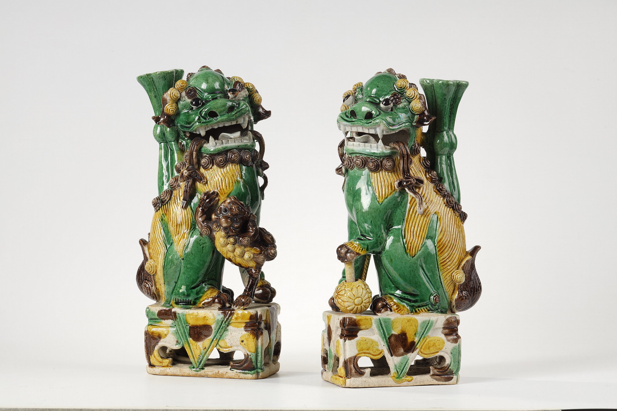 Polychrome : Pair of Fo dogs in enameled biscuit, three colors (green, yellow and eggplant)  
China Period Kangxi 1662/1722