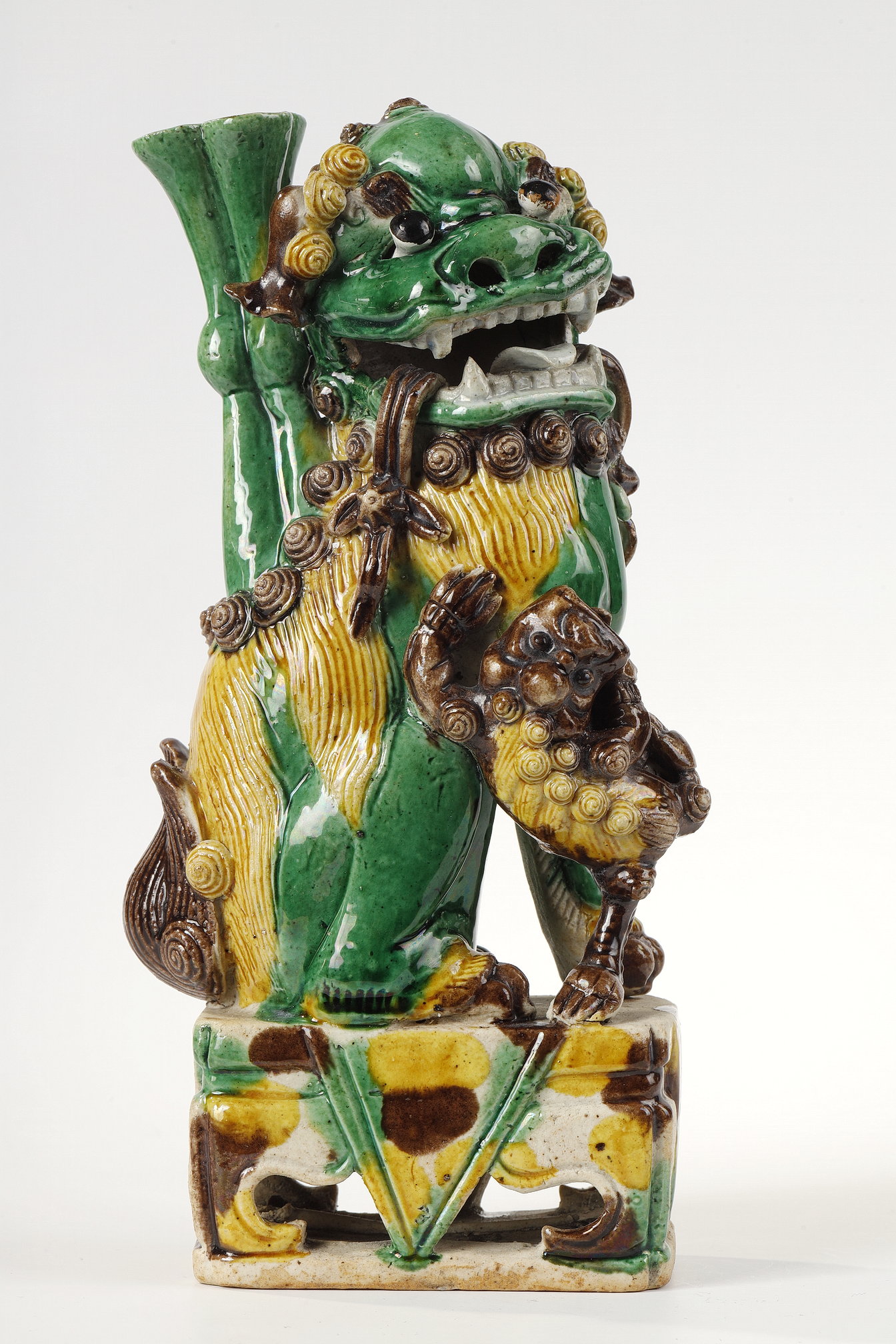 Polychrome : Pair of Fo dogs in enameled biscuit, three colors (green, yellow and eggplant)  
China Period Kangxi 1662/1722