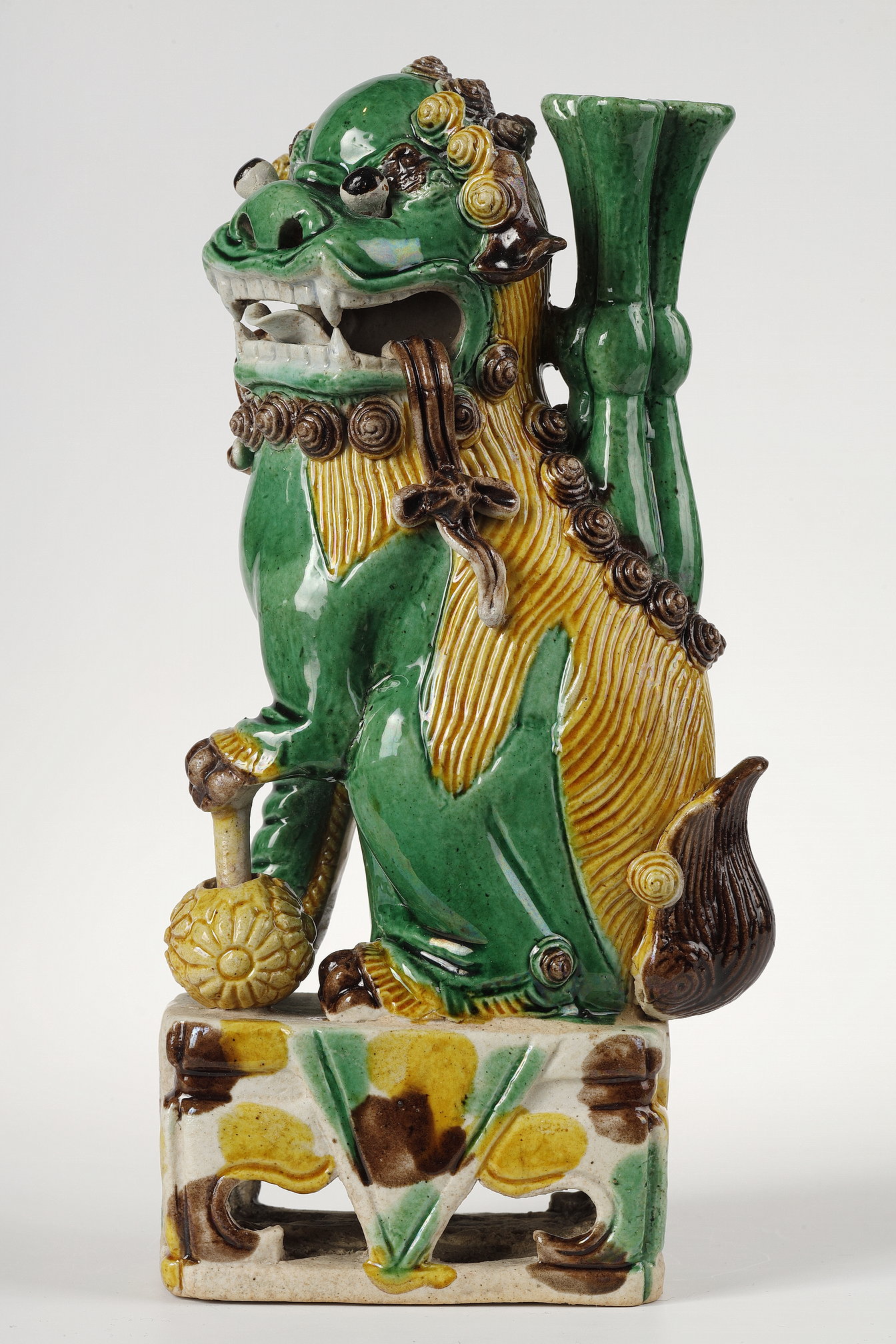 Polychrome : Pair of Fo dogs in enameled biscuit, three colors (green, yellow and eggplant)  
China Period Kangxi 1662/1722