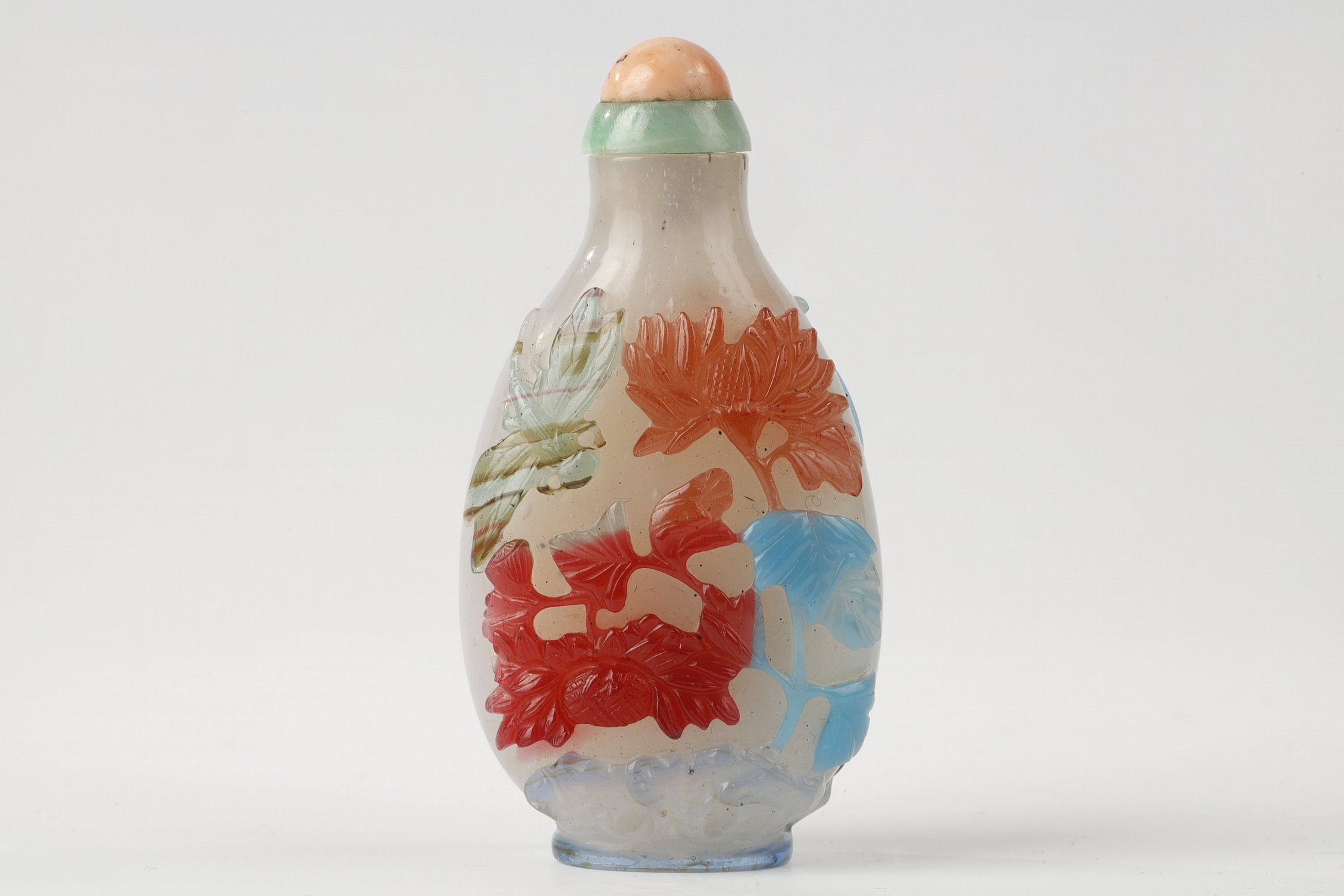 Snuff Bottles : Five-colors glass overlay snuff bottle with a cat decor looking at a butterfly on one side and a dragonfly and flowery branches on the other.
China 1780/1820  H 6,3cm