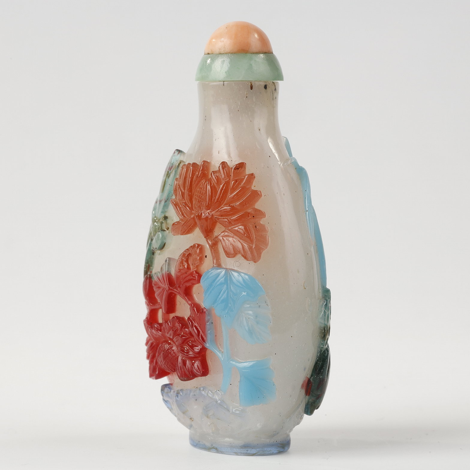 Snuff Bottles : Five-colors glass overlay snuff bottle with a cat decor looking at a butterfly on one side and a dragonfly and flowery branches on the other.
China 1780/1820  H 6,3cm