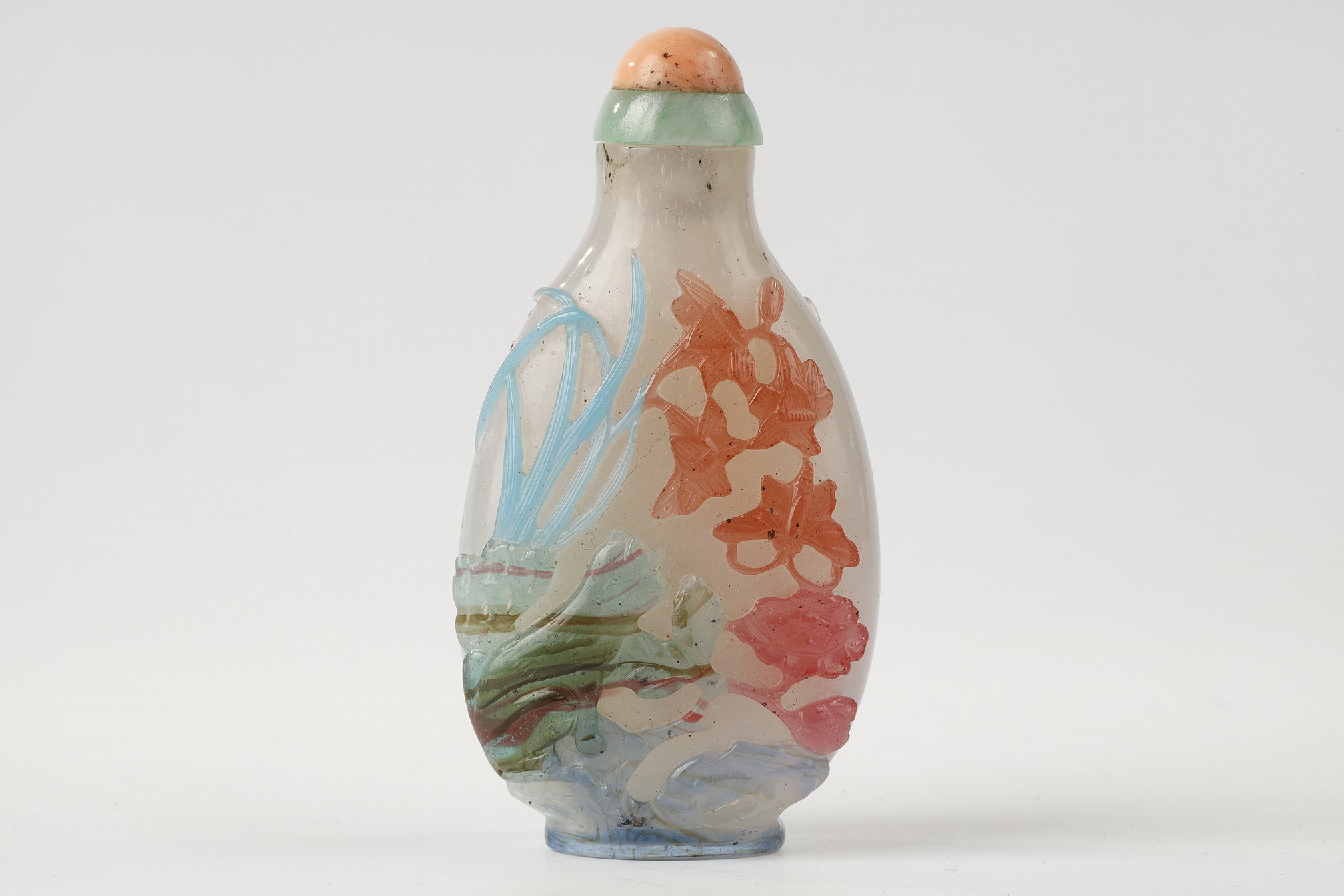 Snuff Bottles : Five-colors glass overlay snuff bottle with a cat decor looking at a butterfly on one side and a dragonfly and flowery branches on the other.
China 1780/1820  H 6,3cm