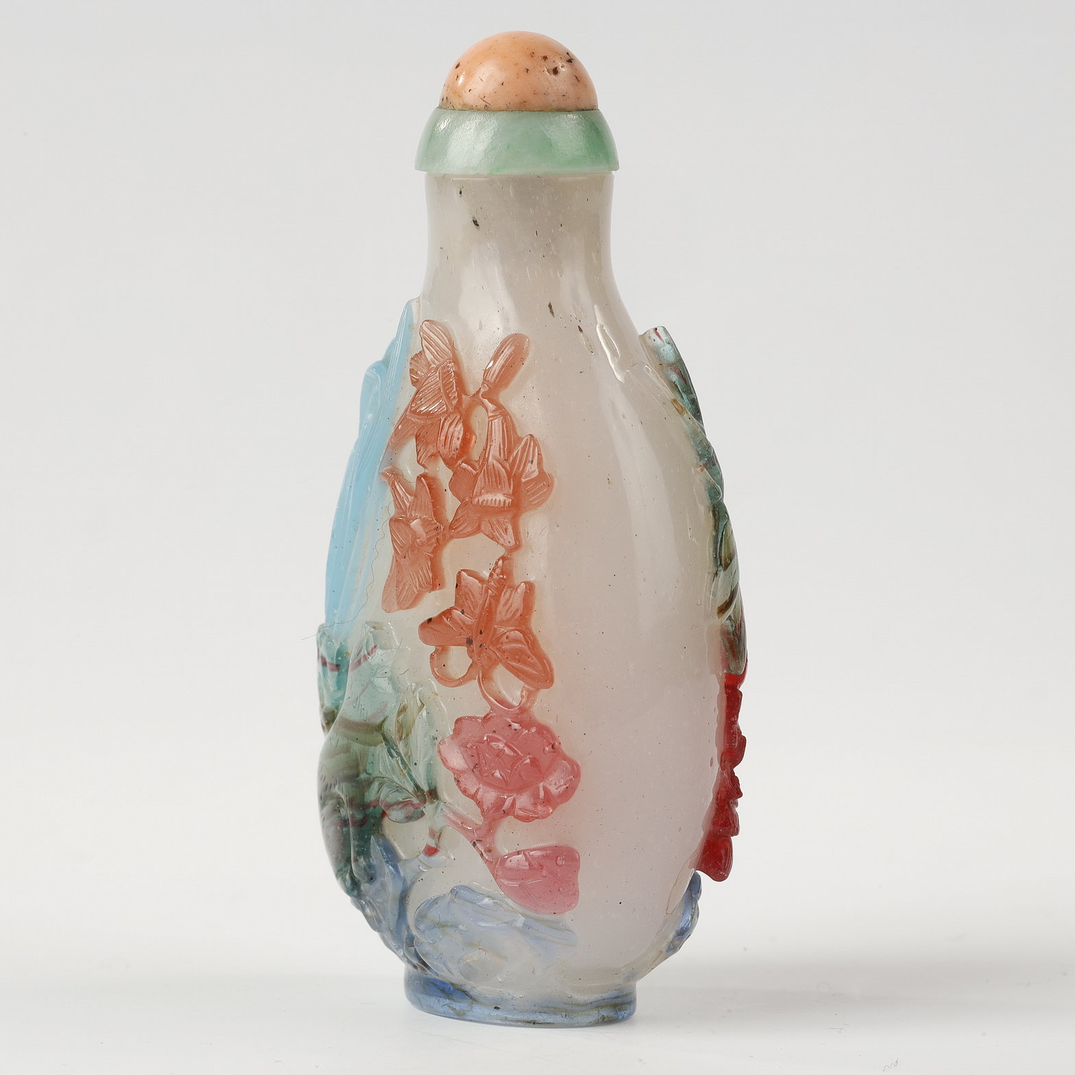 Snuff Bottles : Five-colors glass overlay snuff bottle with a cat decor looking at a butterfly on one side and a dragonfly and flowery branches on the other.
China 1780/1820  H 6,3cm
