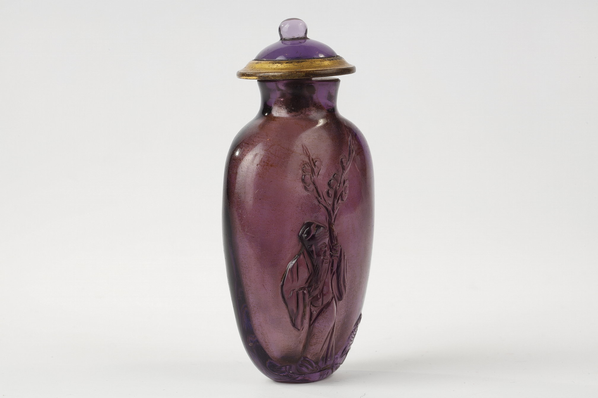 Snuff Bottles : Glass snuff bottle perfectly imitating the amethyst decorated with a sage holding a prunus branch next to a duck and on the other side of a prunus overflown by a bird. 1780/1820