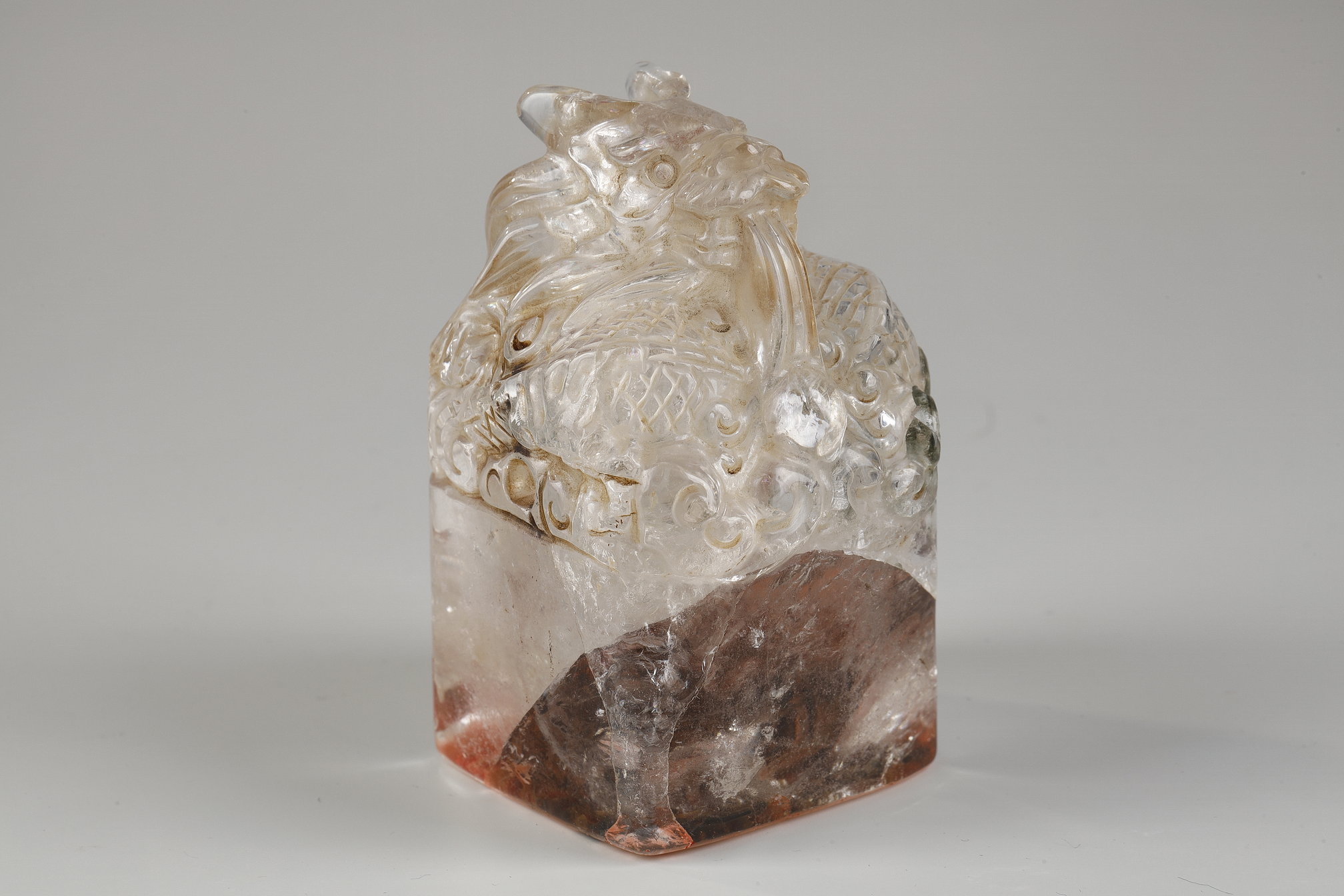 Works of Art : Rare small rock crystal seal shaped like a dragon and bearing 4 characters 'Zhi cun Gaoyuan'
"nurture the highest ambitions" coming from "precepts for my son" written in 233 by the strategist and statesman Zhuge Liang as a political testament in a style akin to the seals of the Han era and most certainly intended for a figure of high society.  China 18/19em 
H 7,5cm Long 4,5cm