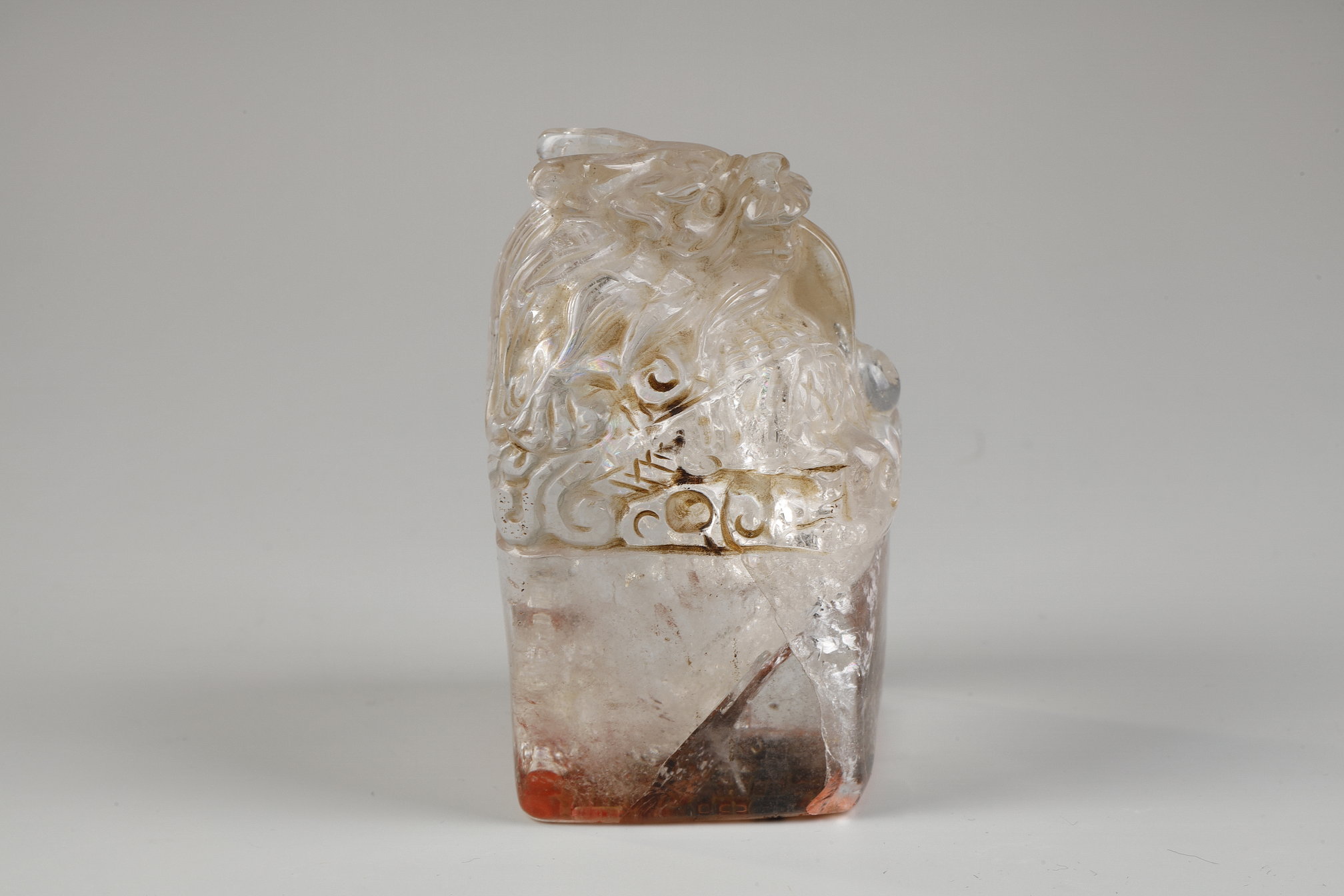 Works of Art : Rare small rock crystal seal shaped like a dragon and bearing 4 characters 'Zhi cun Gaoyuan'
"nurture the highest ambitions" coming from "precepts for my son" written in 233 by the strategist and statesman Zhuge Liang as a political testament in a style akin to the seals of the Han era and most certainly intended for a figure of high society.  China 18/19em 
H 7,5cm Long 4,5cm