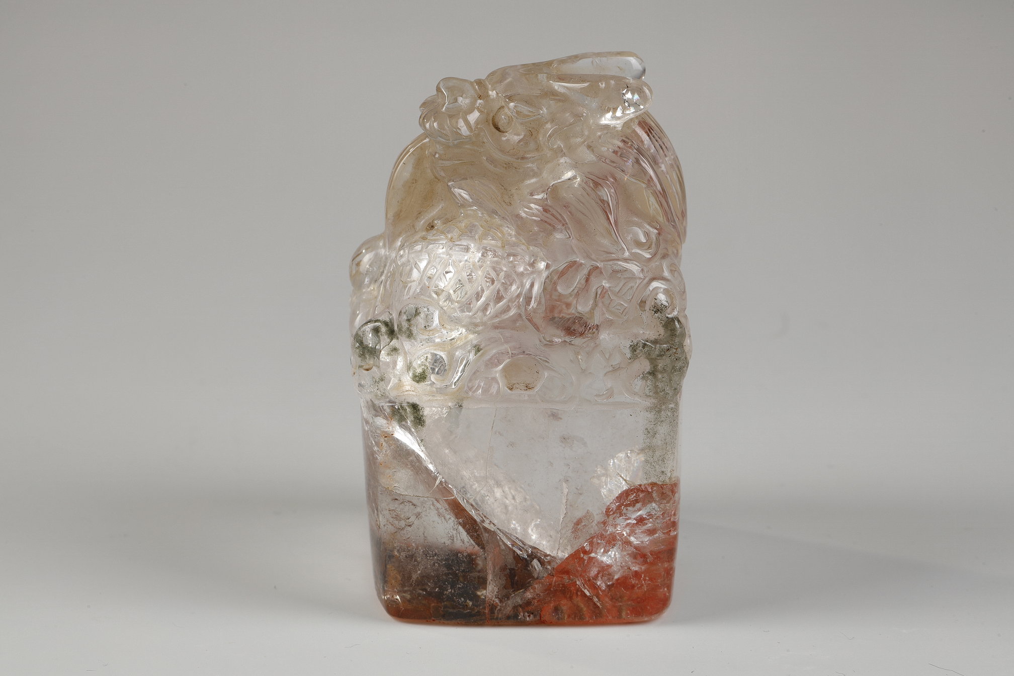 Works of Art : Rare small rock crystal seal shaped like a dragon and bearing 4 characters 'Zhi cun Gaoyuan'
"nurture the highest ambitions" coming from "precepts for my son" written in 233 by the strategist and statesman Zhuge Liang as a political testament in a style akin to the seals of the Han era and most certainly intended for a figure of high society.  China 18/19em 
H 7,5cm Long 4,5cm