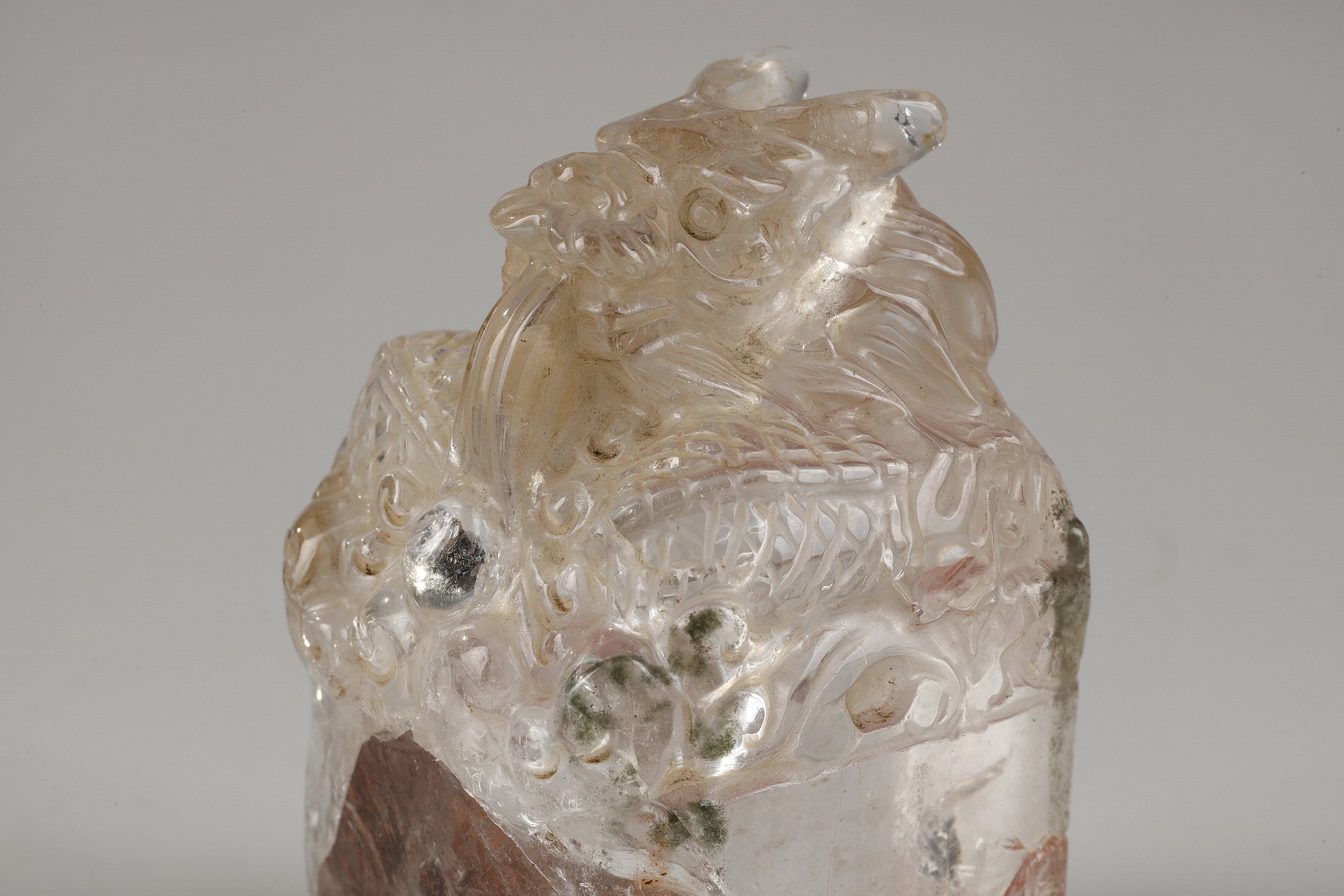 Works of Art : Rare small rock crystal seal shaped like a dragon and bearing 4 characters 'Zhi cun Gaoyuan'
"nurture the highest ambitions" coming from "precepts for my son" written in 233 by the strategist and statesman Zhuge Liang as a political testament in a style akin to the seals of the Han era and most certainly intended for a figure of high society.  China 18/19em 
H 7,5cm Long 4,5cm