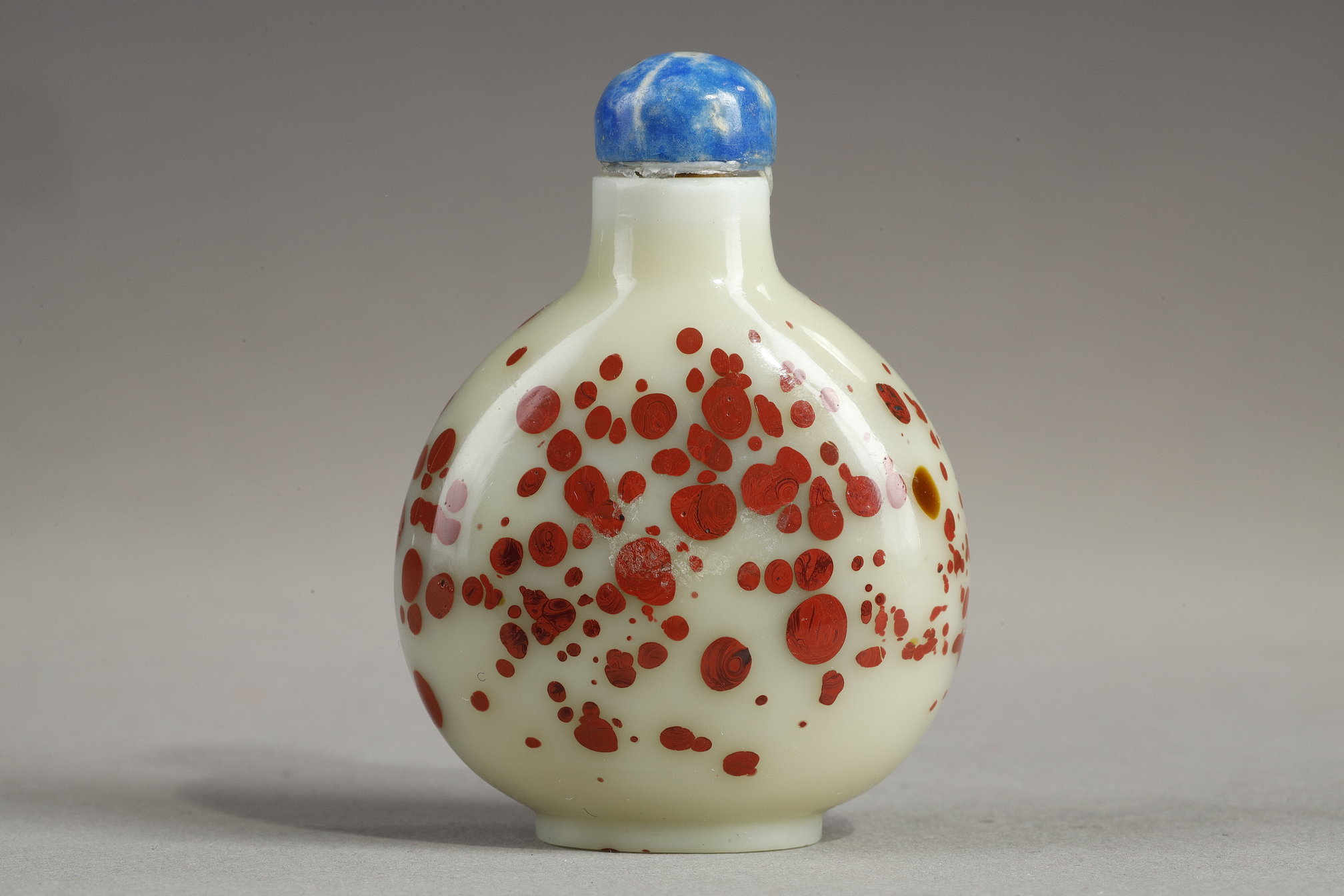 Snuff Bottles : snuff bottle light beige glass with red spots China 1780/1850