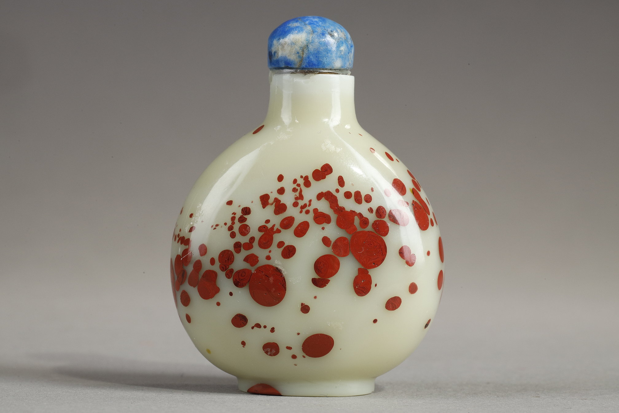 Snuff Bottles : snuff bottle light beige glass with red spots China 1780/1850