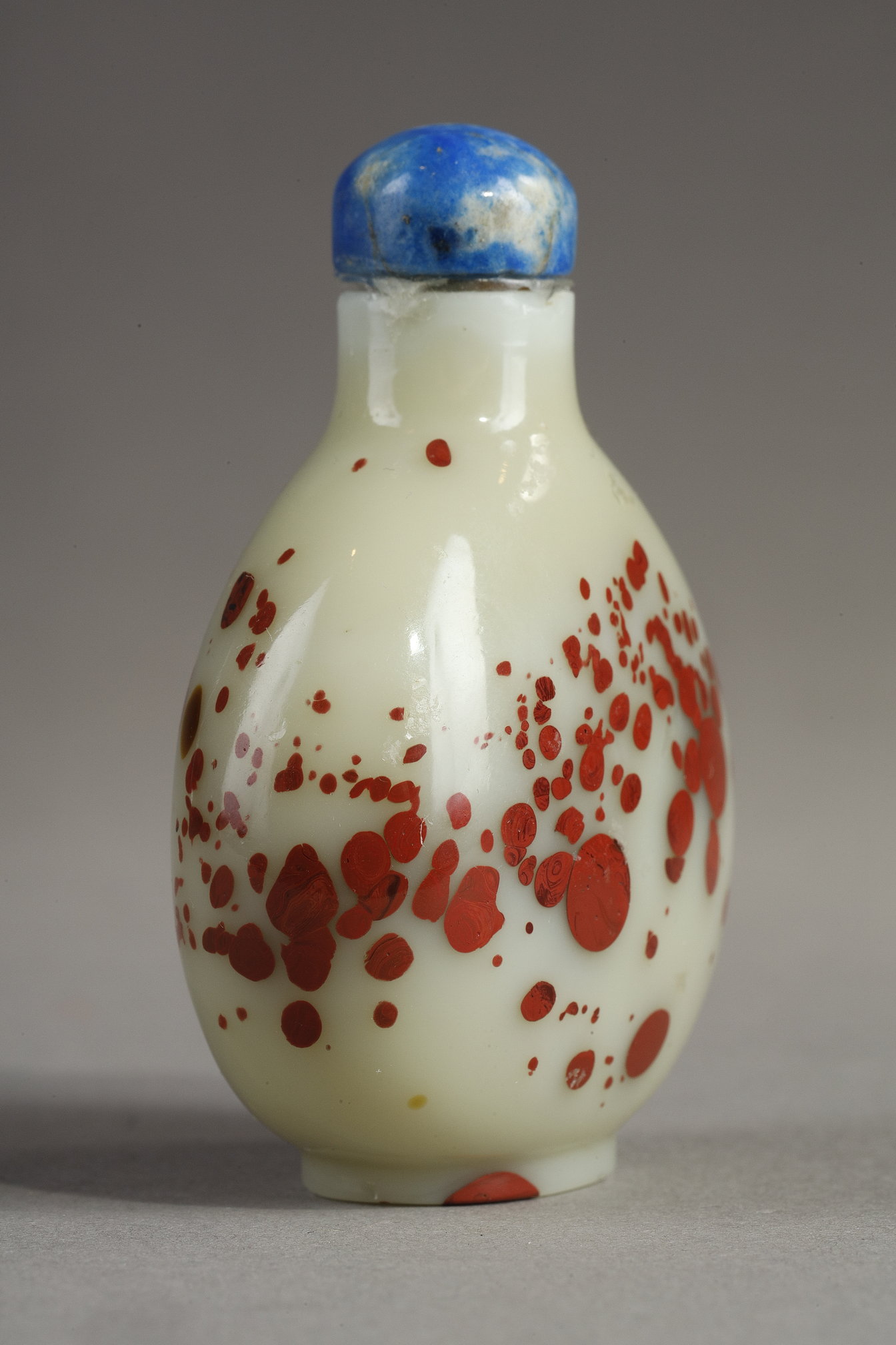 Snuff Bottles : snuff bottle light beige glass with red spots China 1780/1850