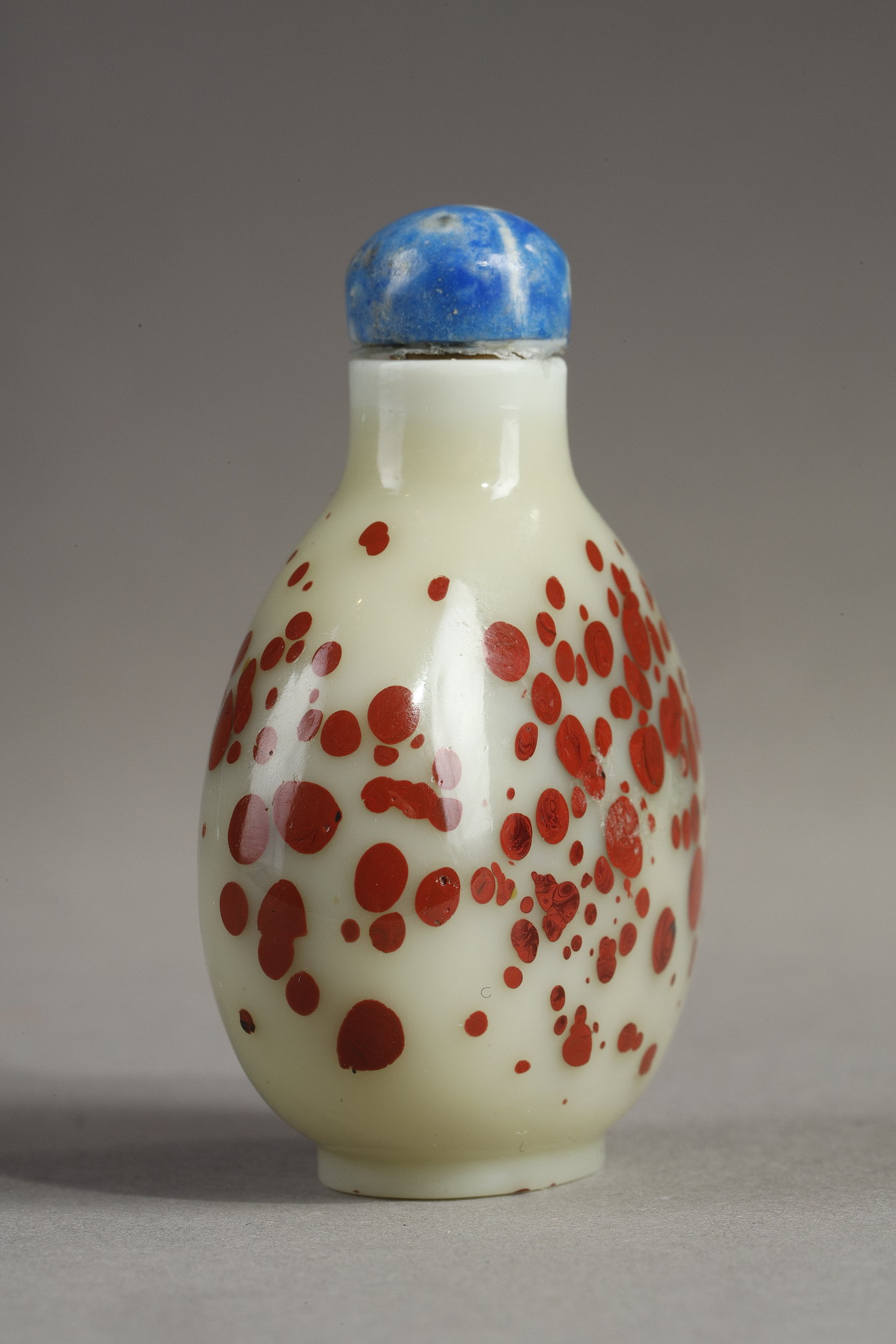 Snuff Bottles : snuff bottle light beige glass with red spots China 1780/1850
