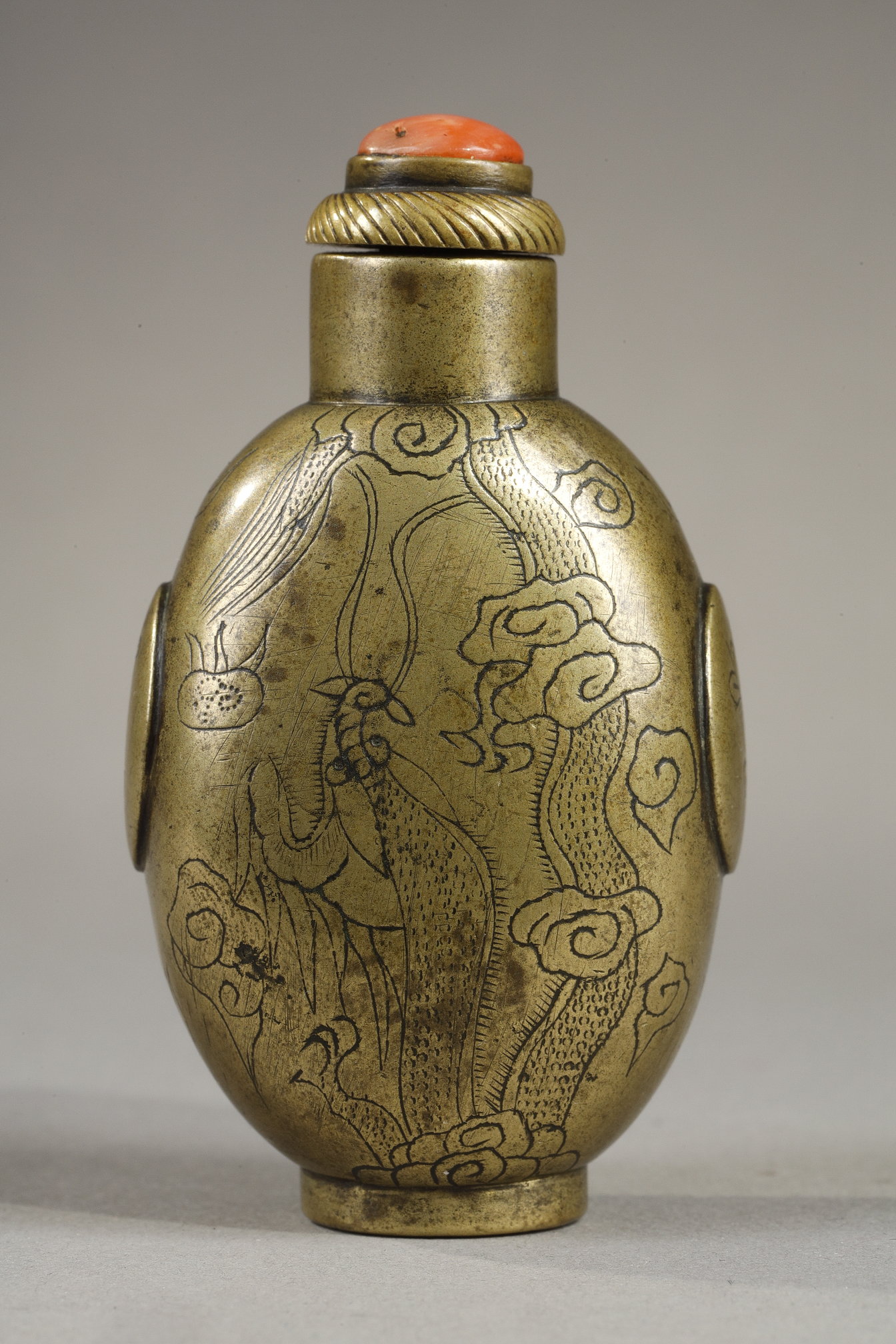 Snuff Bottles : V. JUTHEAU BOTTLE    Bronze tobacco bottle one of the two sides is shaped like a cup of tobacco 
it is signed by Cheng Rongzhang and dated from 1646 3rd year of the reign of Emperor Shunzhi first Emperor of the Qing dynasty -  China 1830/1920