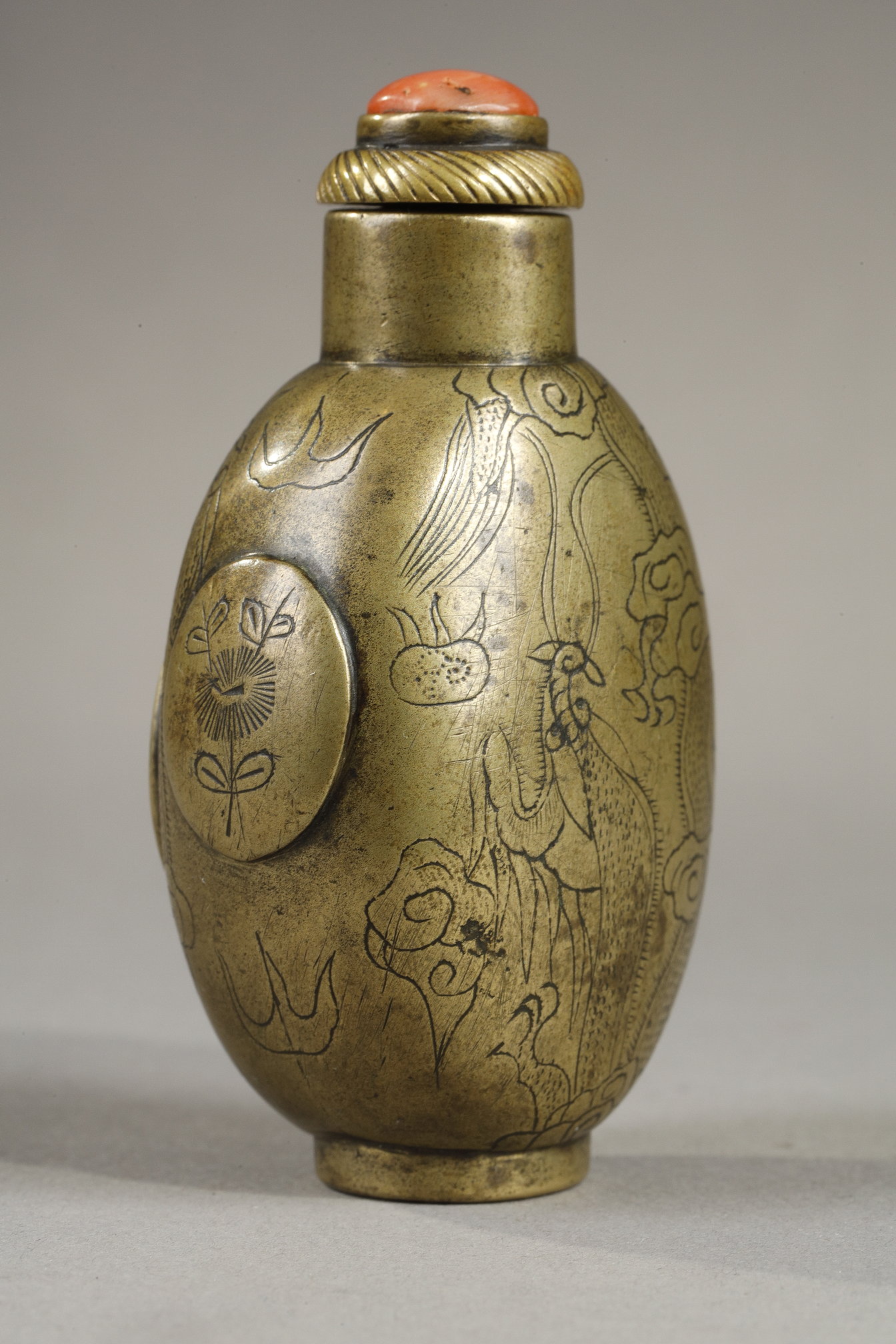 Snuff Bottles : V. JUTHEAU BOTTLE    Bronze tobacco bottle one of the two sides is shaped like a cup of tobacco 
it is signed by Cheng Rongzhang and dated from 1646 3rd year of the reign of Emperor Shunzhi first Emperor of the Qing dynasty -  China 1830/1920