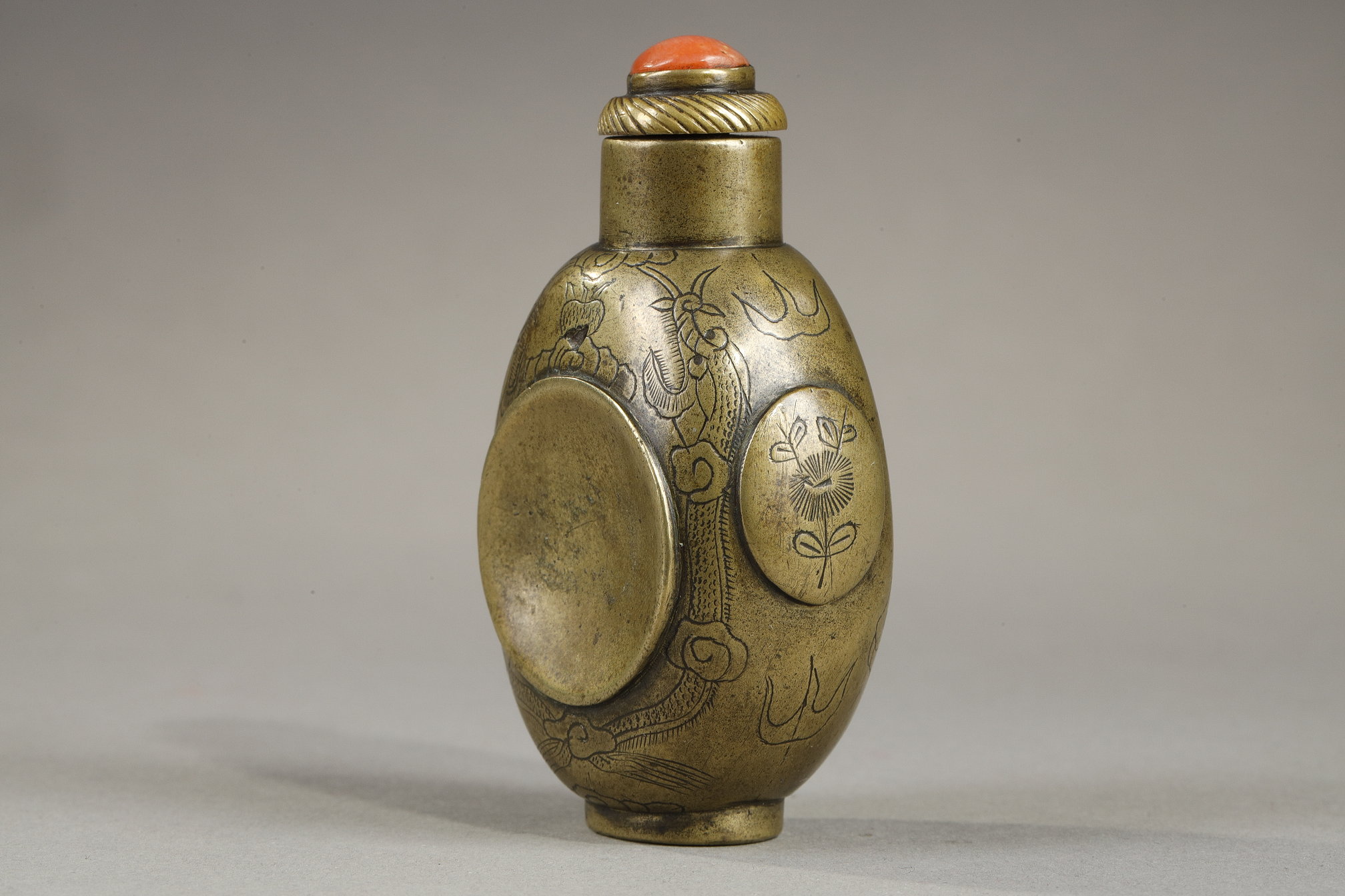 Snuff Bottles : V. JUTHEAU BOTTLE    Bronze tobacco bottle one of the two sides is shaped like a cup of tobacco 
it is signed by Cheng Rongzhang and dated from 1646 3rd year of the reign of Emperor Shunzhi first Emperor of the Qing dynasty -  China 1830/1920