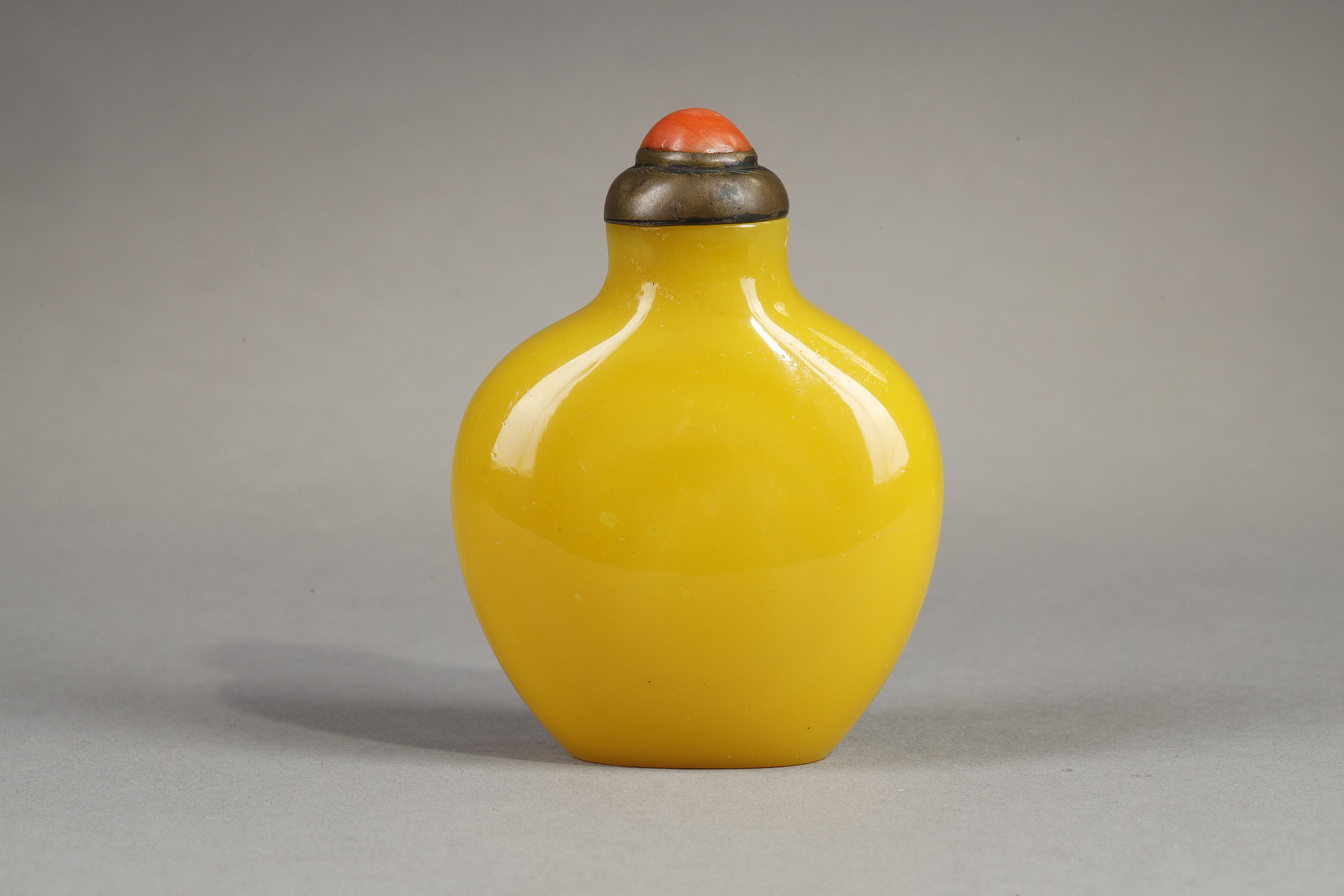 Snuff Bottles : Snuff bottle yellow glass - China 19th century