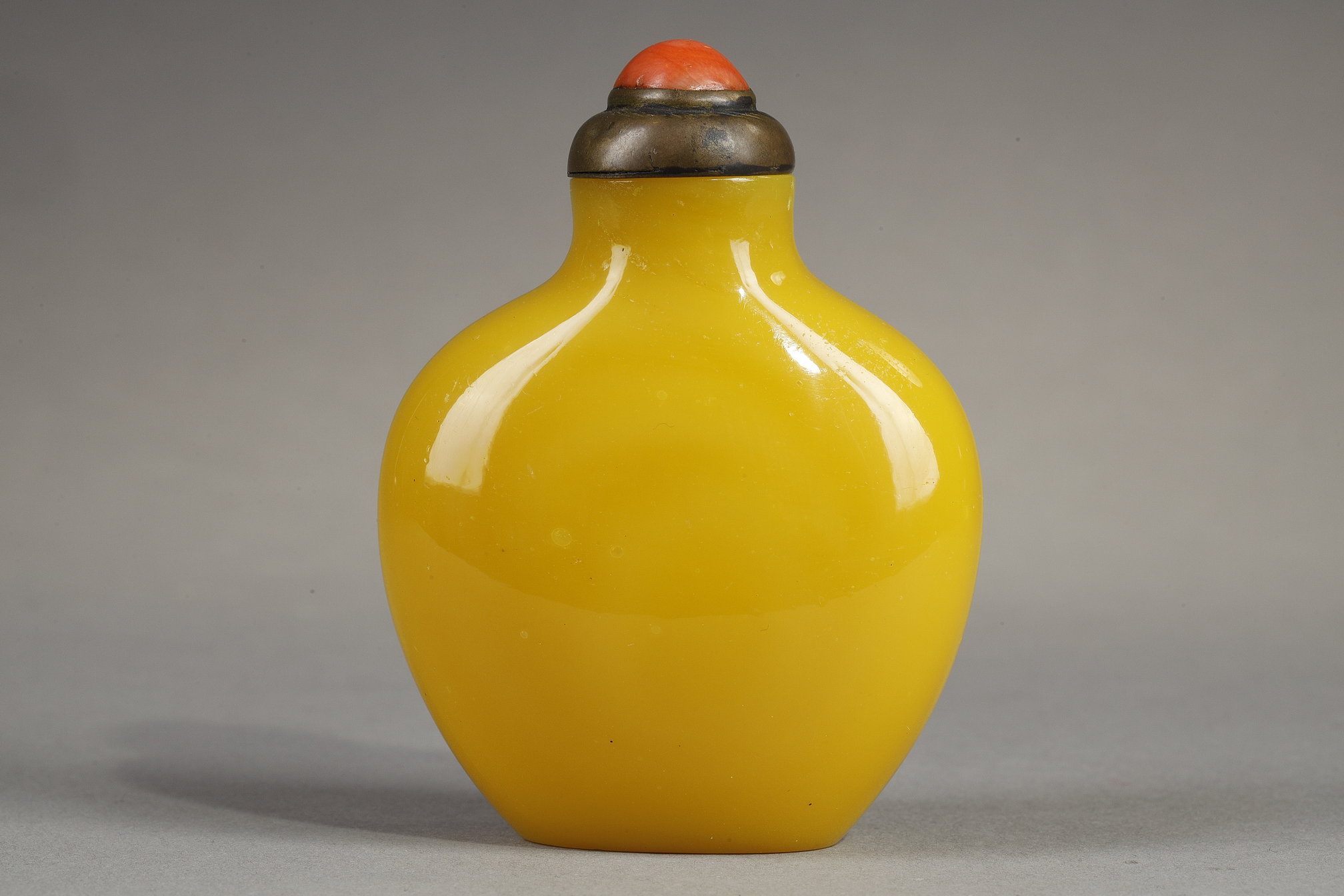 Snuff Bottles : Snuff bottle yellow glass - China 19th century