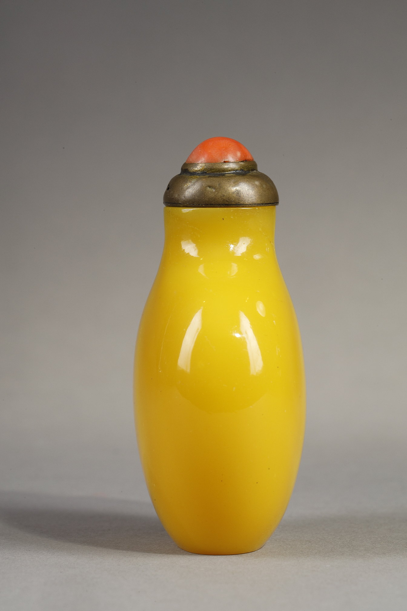Snuff Bottles : Snuff bottle yellow glass - China 19th century