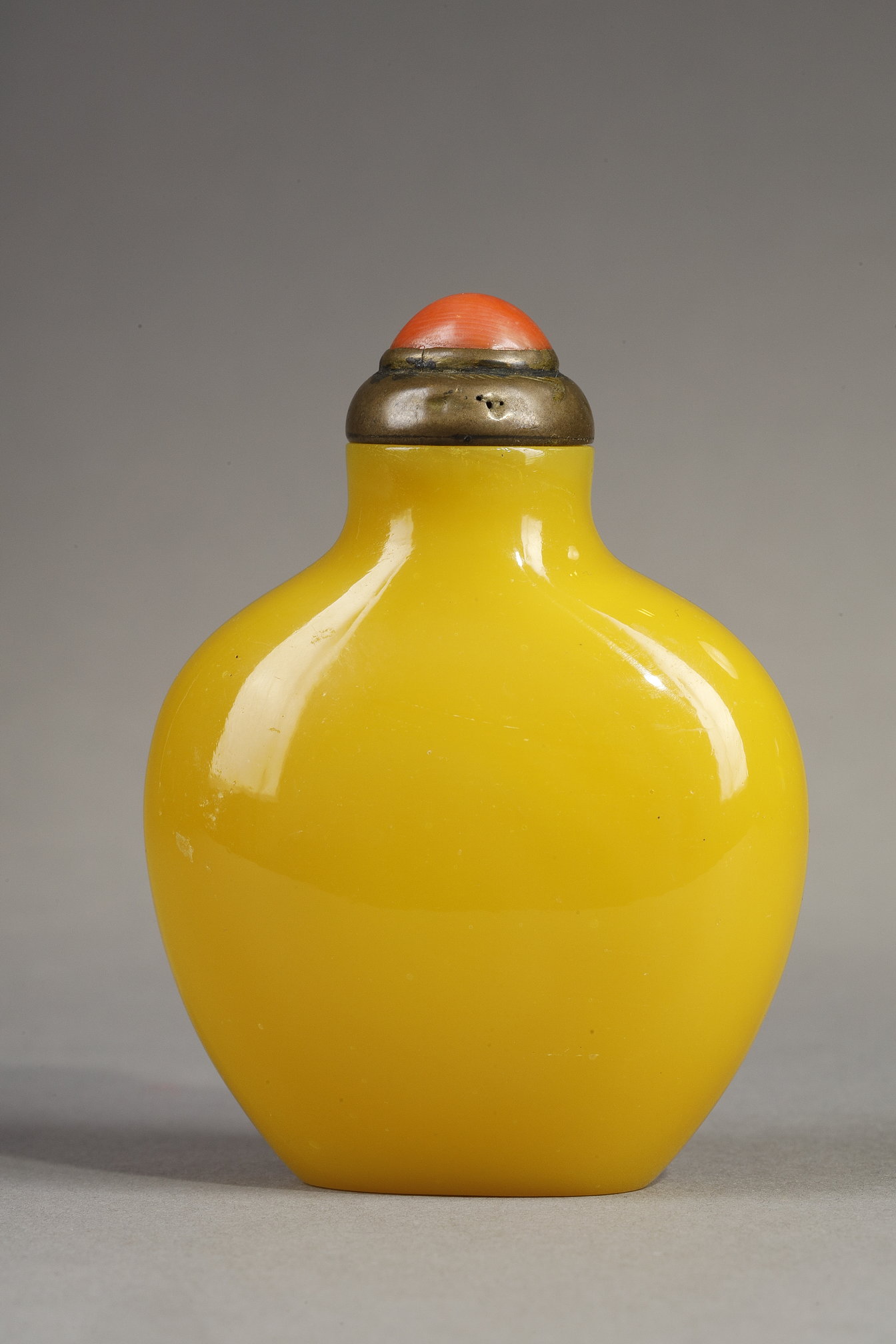 Snuff Bottles : Snuff bottle yellow glass - China 19th century