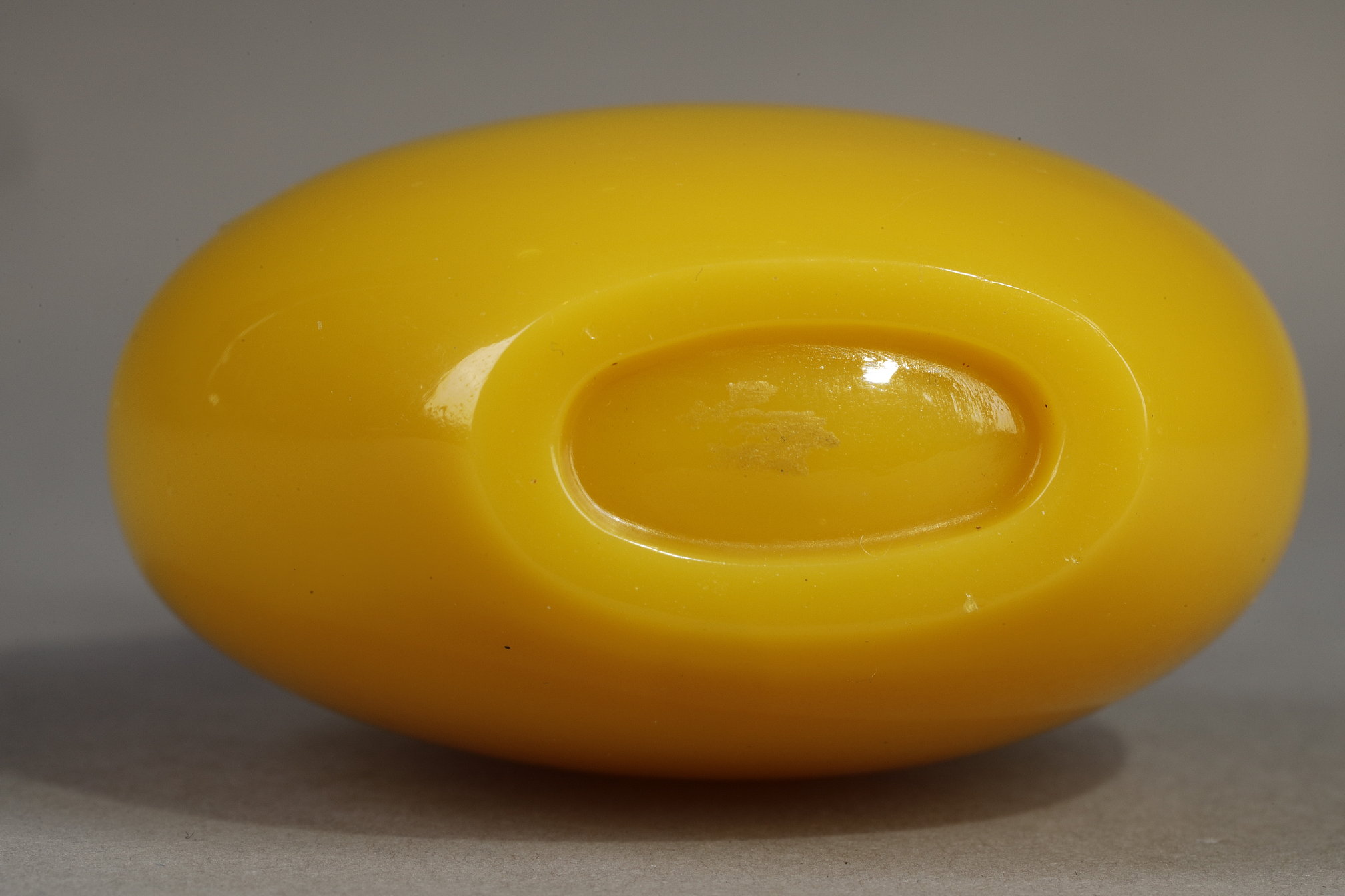 Snuff Bottles : Snuff bottle yellow glass - China 19th century