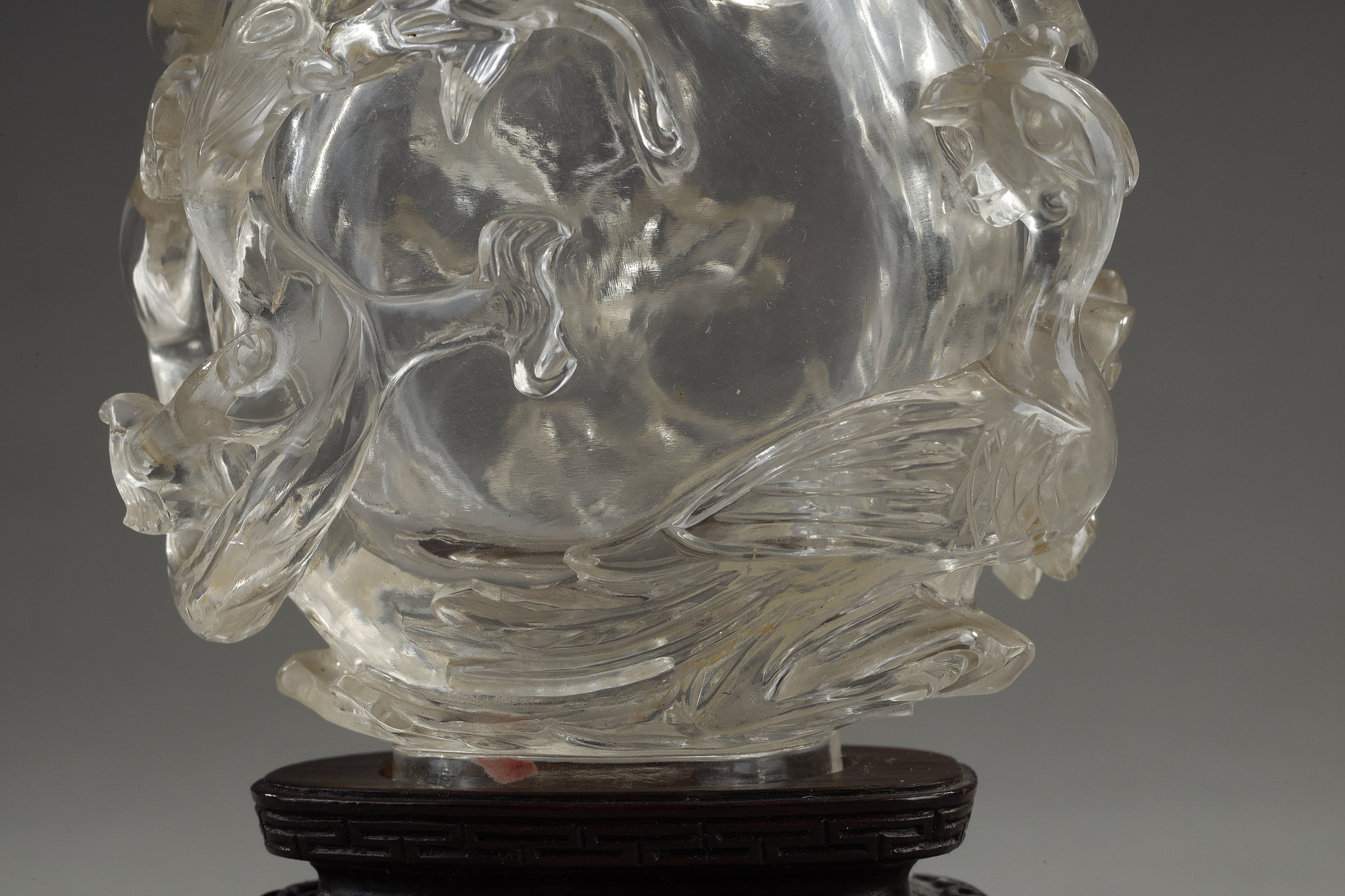 Objets d'art : Vase couvert en cristal de roche sculpté d un dragon chassant la perle et d un phoenix . Les anses à anneaux mobiles en tete d elephant . Et la prise du couvercle en fleurs de lotus  Chine 18/19em siècle 
H 12cm