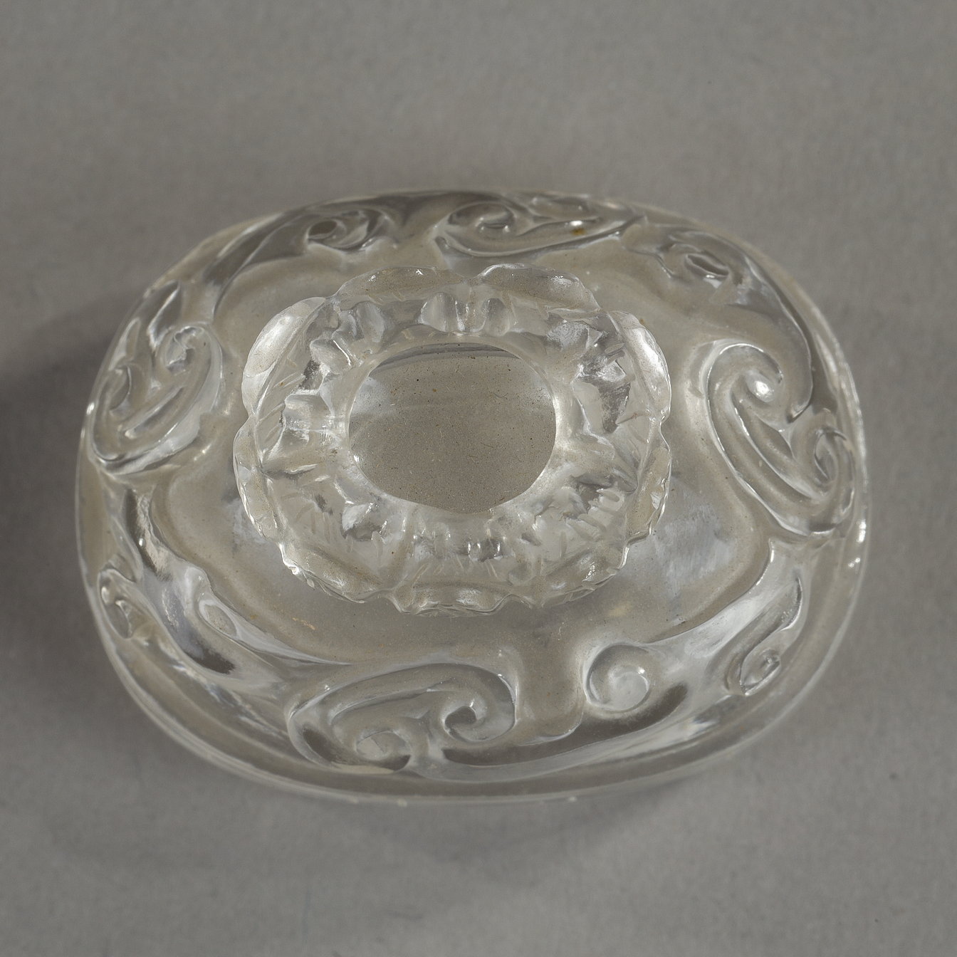 Objets d'art : Vase couvert en cristal de roche sculpté d un dragon chassant la perle et d un phoenix . Les anses à anneaux mobiles en tete d elephant . Et la prise du couvercle en fleurs de lotus  Chine 18/19em siècle 
H 12cm