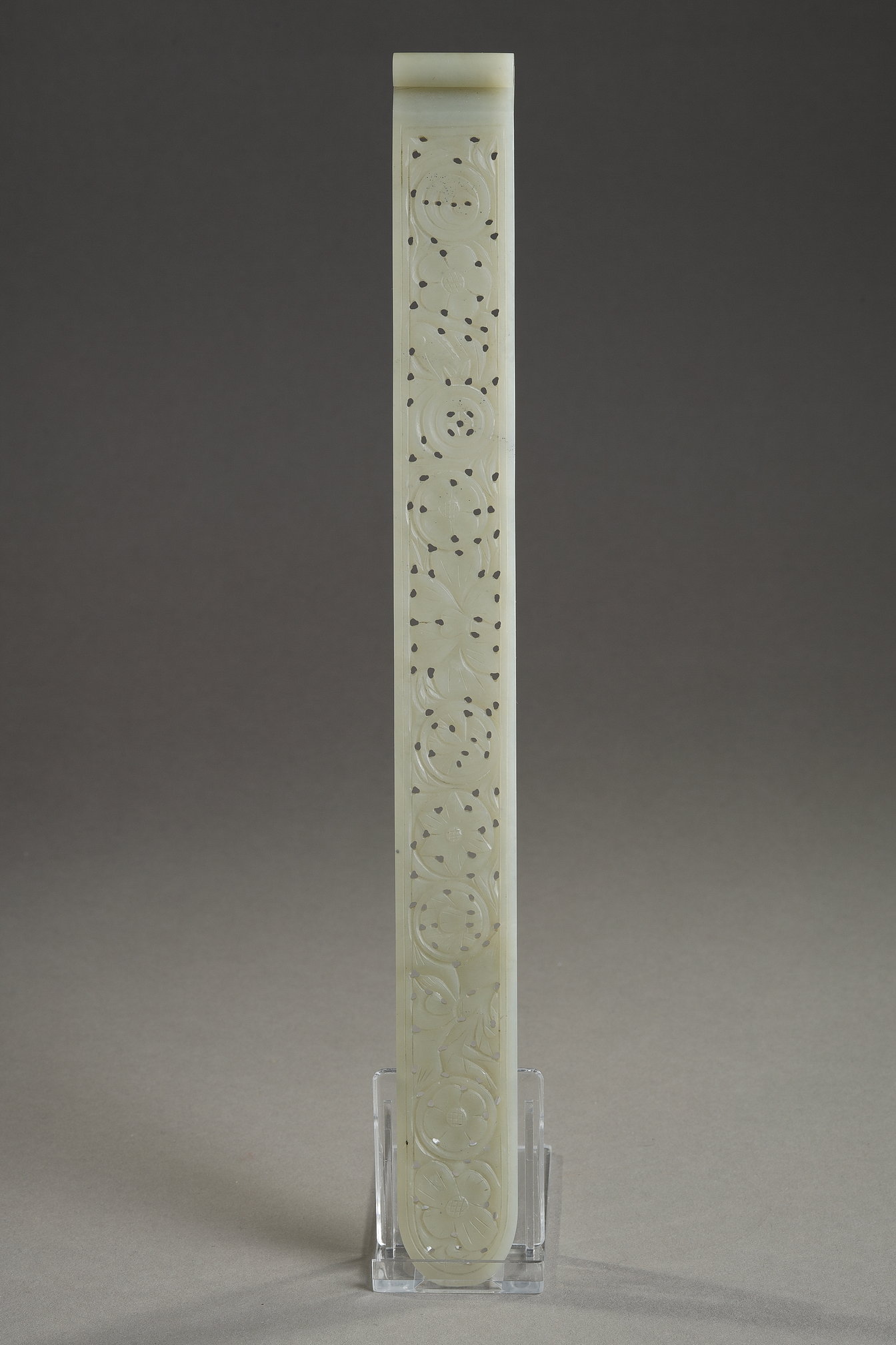 Works of Art : Chine nephrite hair pin carved and reticulated for Mandch woman - 19th century
H 29,3cm