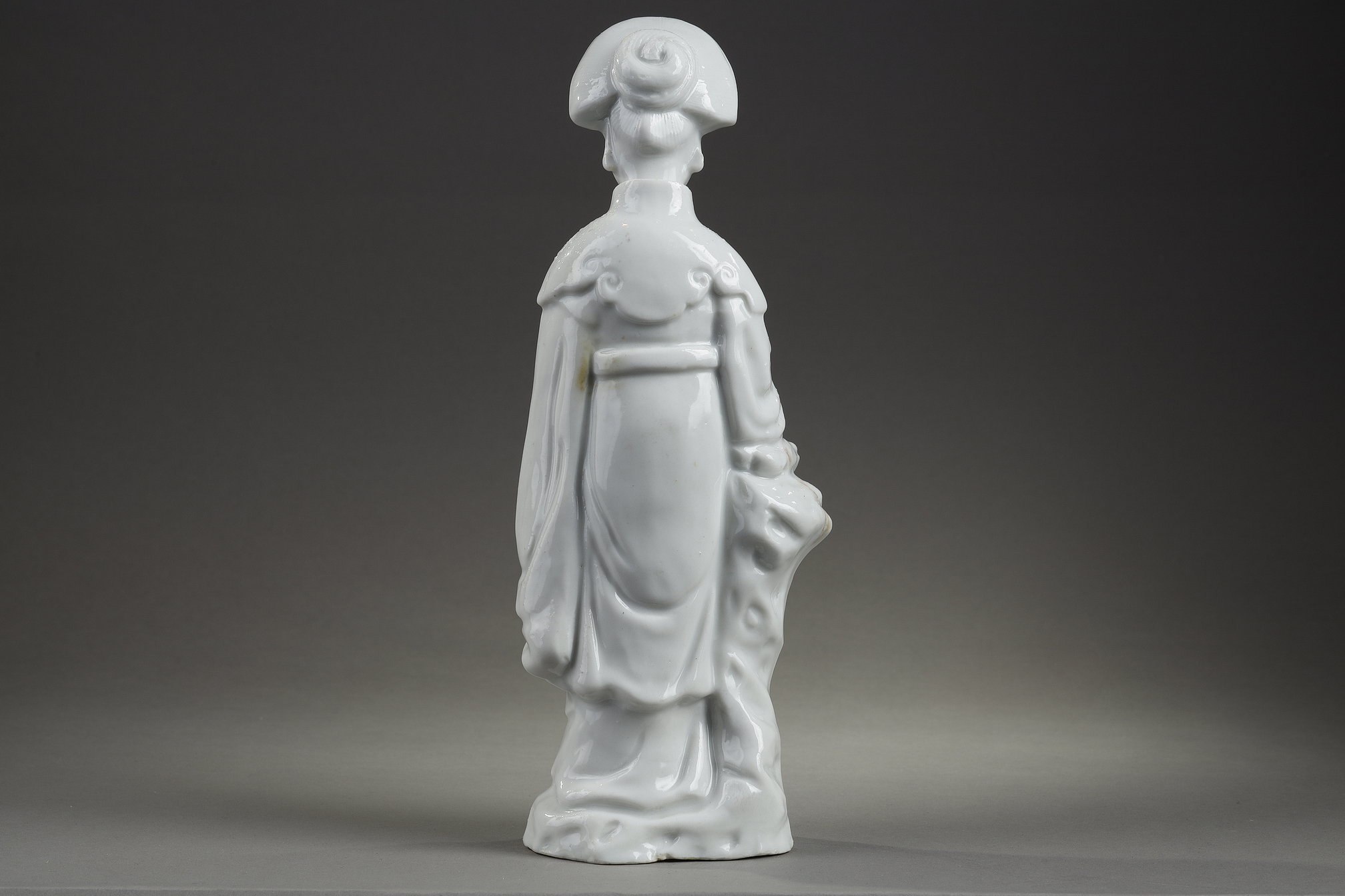 Bleu-Blanc : Statuette de Guanyin déesse de la misericorde coiffure inspirée des des coiffures dites a la Fontange . en porcelaine "blanc de Chine"  fours de Dehua province du Fujian Chine deuxieme partie de la periode Kangxi 1662/1722
H 25,5cm