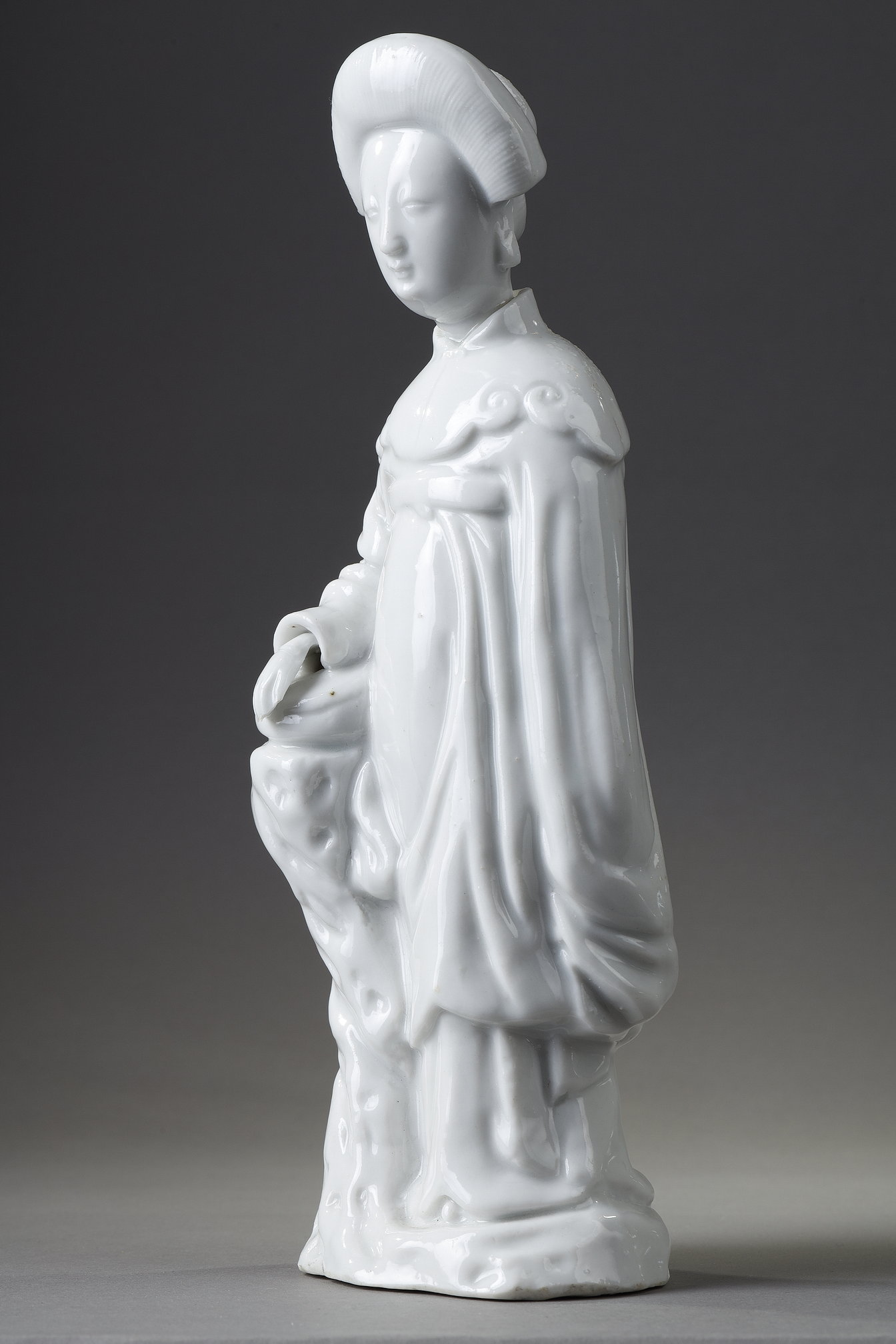 Bleu-Blanc : Statuette de Guanyin déesse de la misericorde coiffure inspirée des des coiffures dites a la Fontange . en porcelaine "blanc de Chine"  fours de Dehua province du Fujian Chine deuxieme partie de la periode Kangxi 1662/1722
H 25,5cm