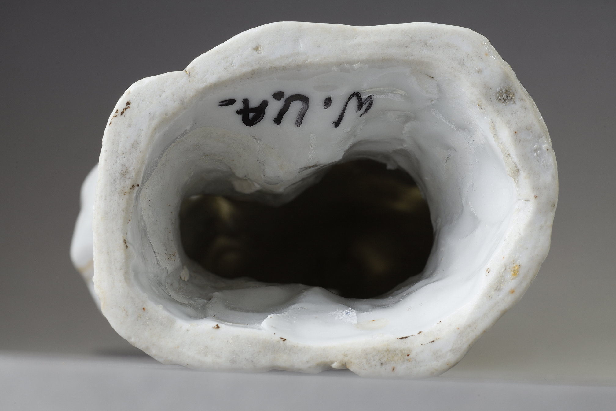 Bleu-Blanc : Statuette de Guanyin déesse de la misericorde coiffure inspirée des des coiffures dites a la Fontange . en porcelaine "blanc de Chine"  fours de Dehua province du Fujian Chine deuxieme partie de la periode Kangxi 1662/1722
H 25,5cm