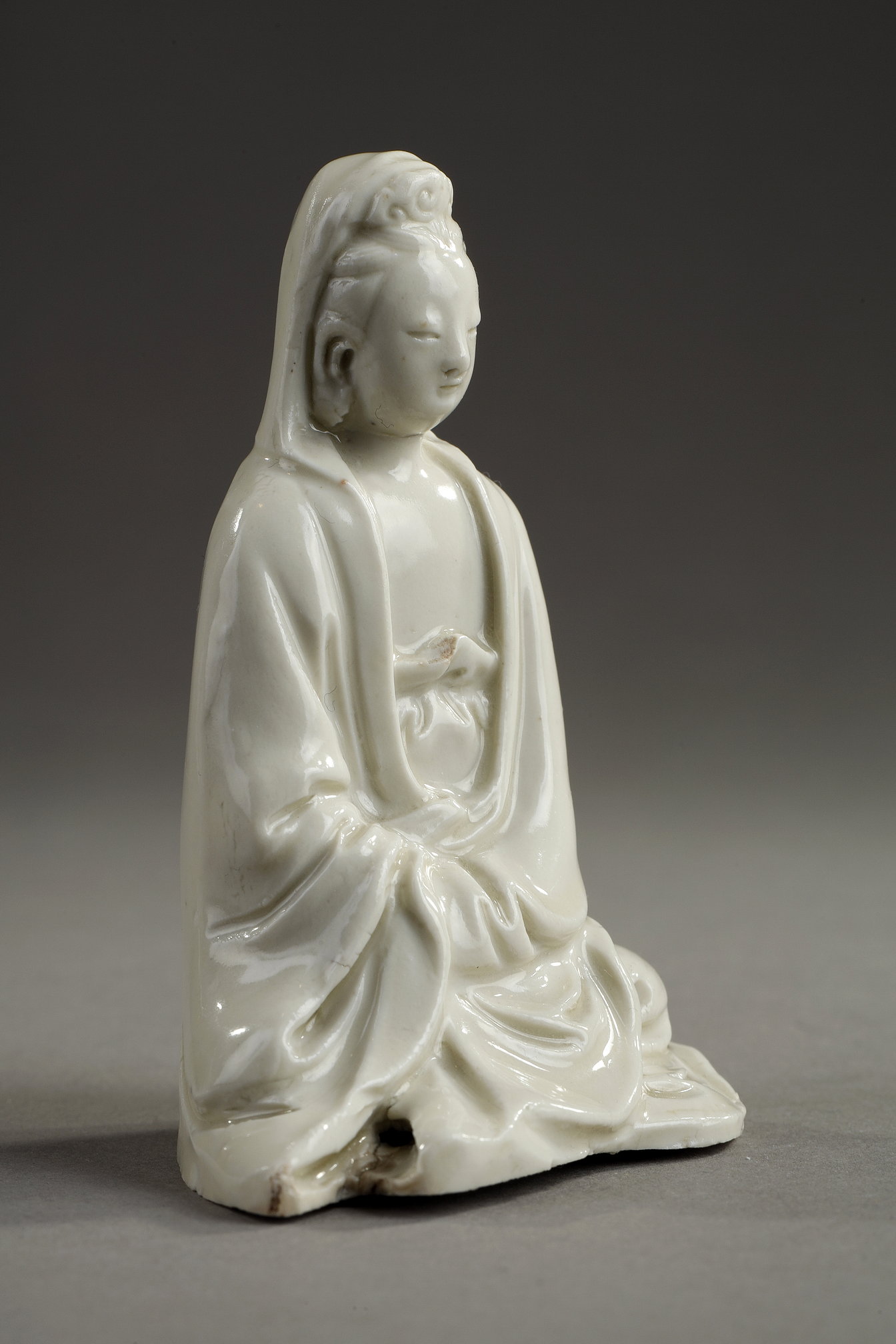 Blue White : Chinese "blanc de Chine "   Figure of Guanyin ,Goddess of  Mercy  Dehua kilns
Fujian province -   China about 1640
H 8,5cm