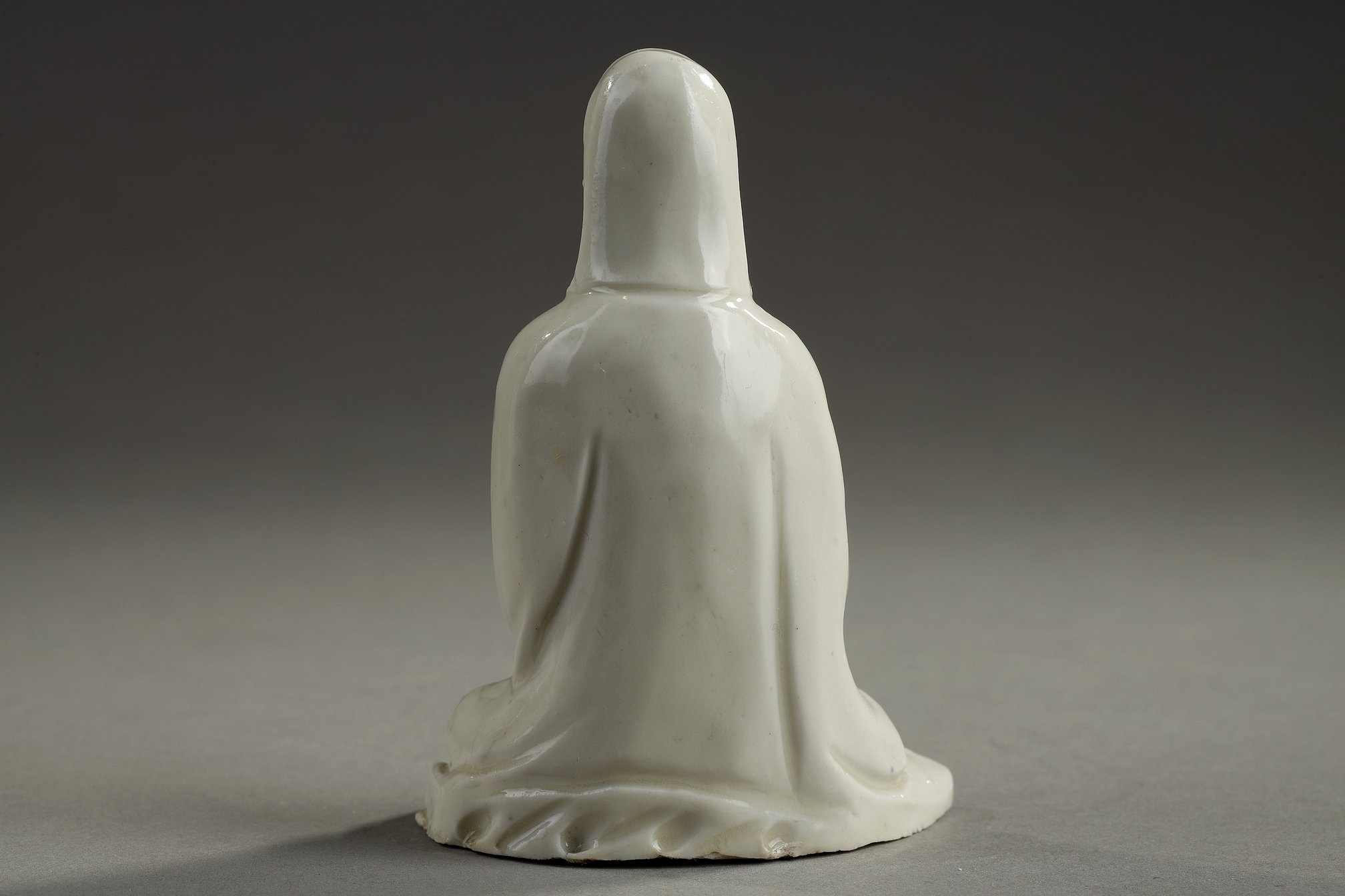 Blue White : Chinese "blanc de Chine "   Figure of Guanyin ,Goddess of  Mercy  Dehua kilns
Fujian province -   China about 1640
H 8,5cm