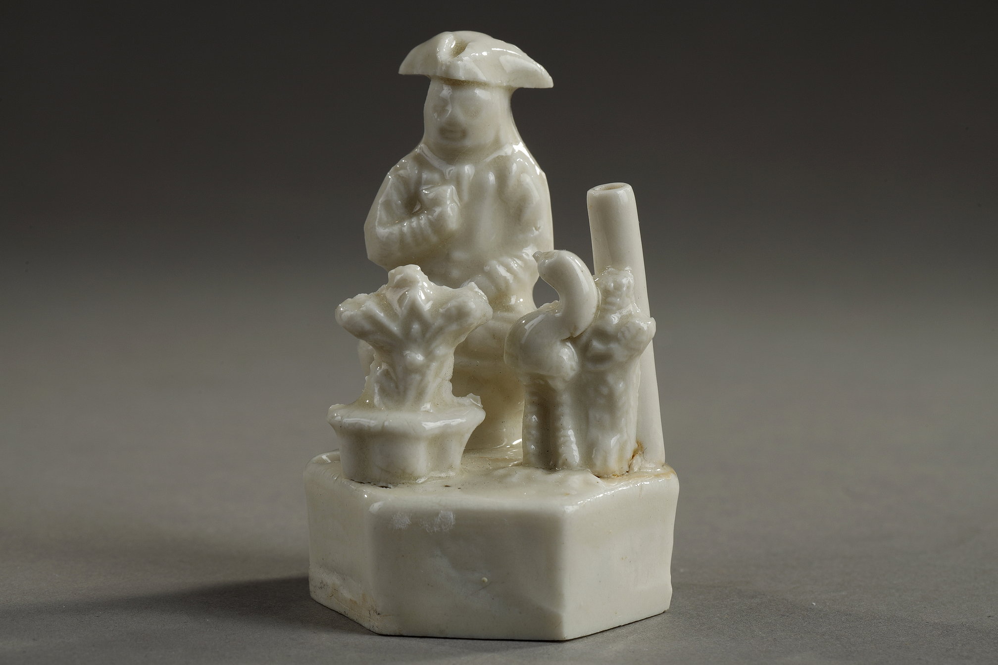 Blue White : Porcelain whistle "blanc de Chine "  decorated with a European wearing a tricorn hat-  Dehua kilns province of Fujian - China Kangxi  1662/1722  H 6,5 cm