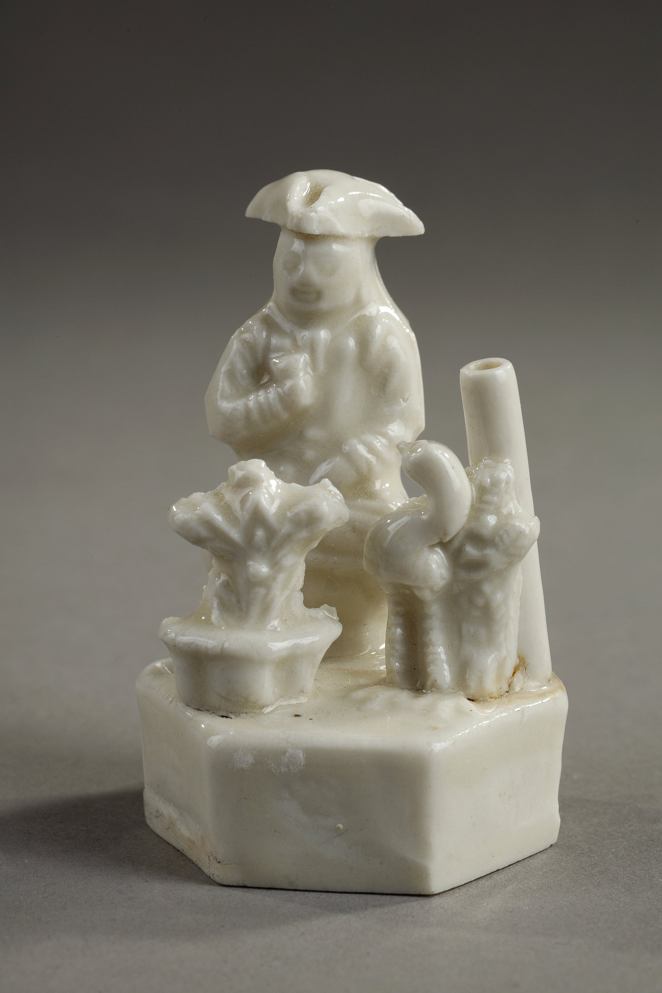 Blue White : Porcelain whistle "blanc de Chine "  decorated with a European wearing a tricorn hat-  Dehua kilns province of Fujian - China Kangxi  1662/1722  H 6,5 cm