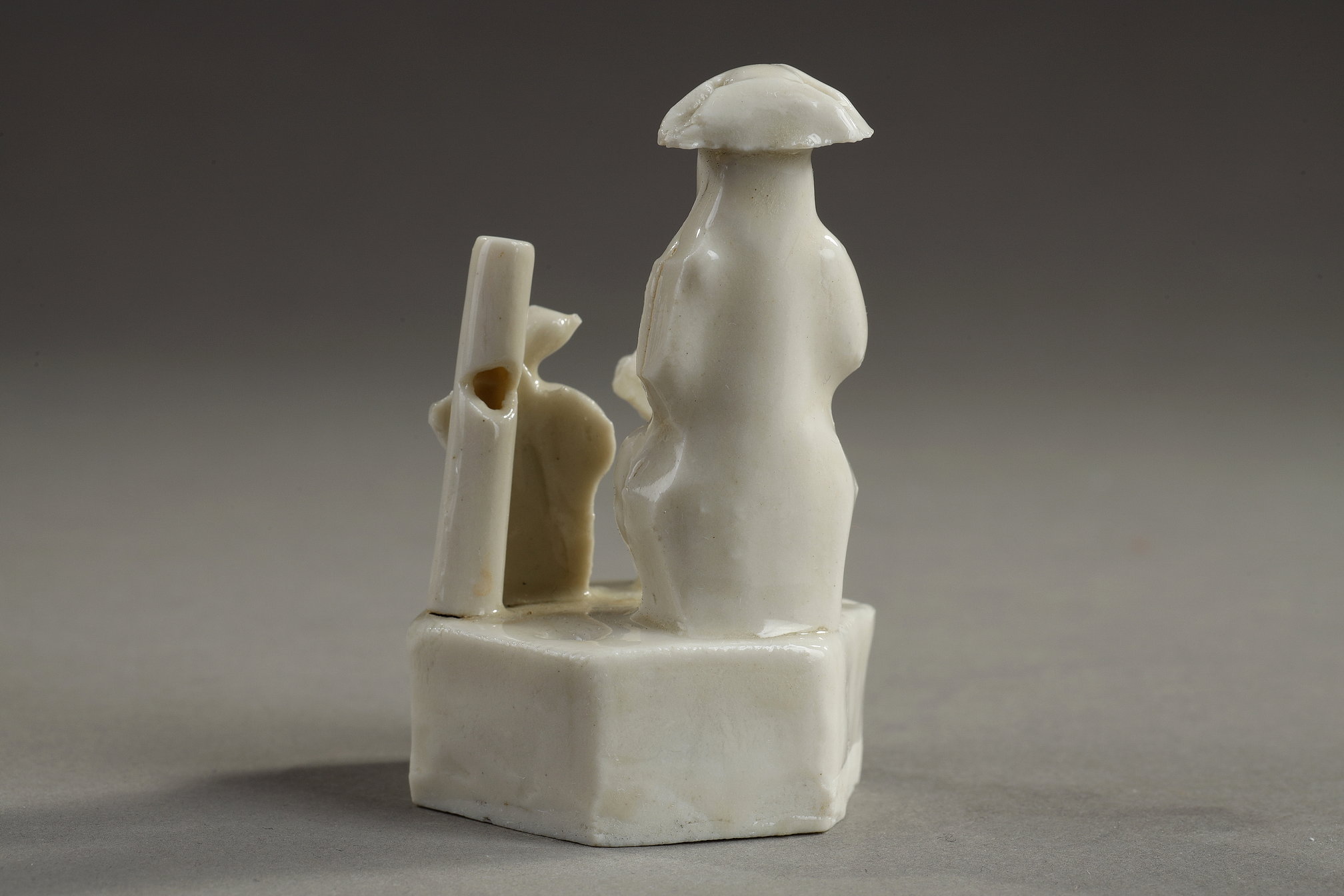 Blue White : Porcelain whistle "blanc de Chine "  decorated with a European wearing a tricorn hat-  Dehua kilns province of Fujian - China Kangxi  1662/1722  H 6,5 cm