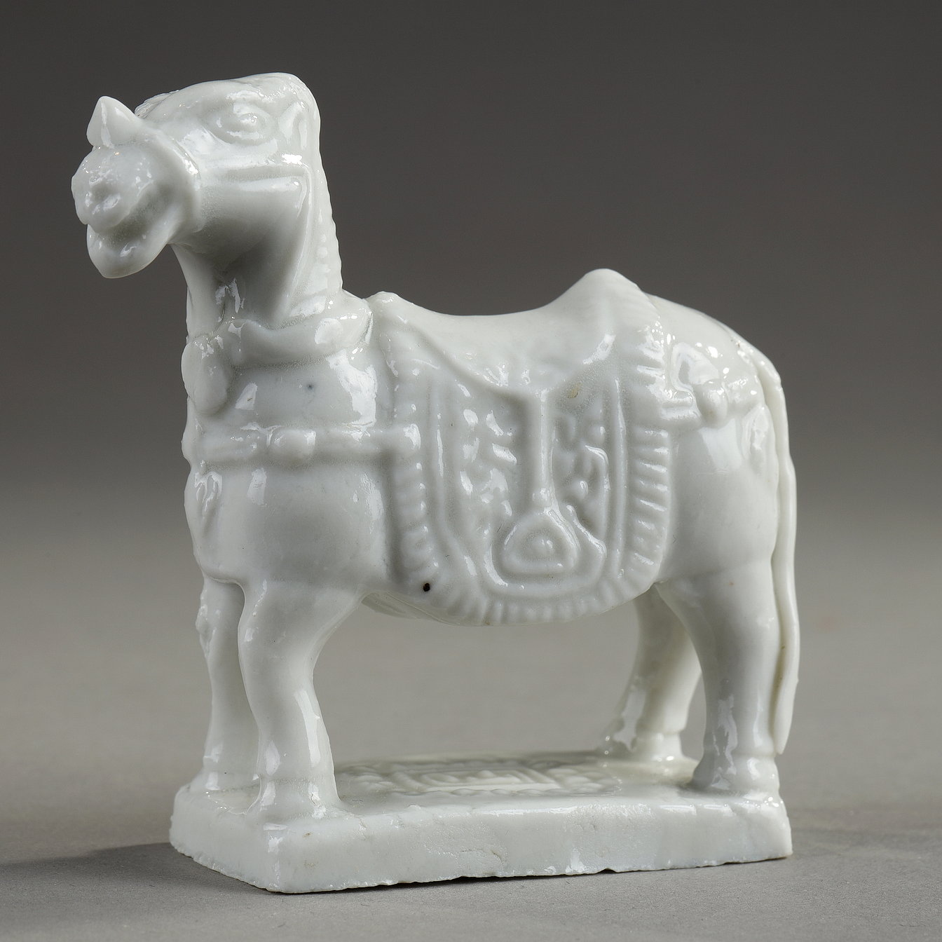 Blue White :  harnessed horse in porcelain " blanc de Chine"
Dehua kilns Fujian province China Kangxi  1662/1722
H 7,8cm