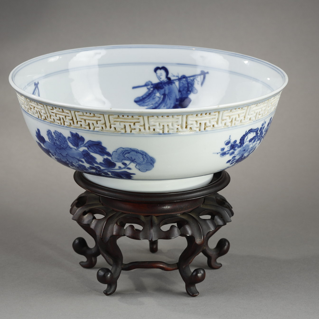 Objets d'art : Rare Bol  "Mantouxin bowl" en porcelaine Bleu Blanc à décor de quatre immortelles à l intérieur entourant huit objets Bouddhiques l extérieur est décoré de differentes fleurs le bord orné d une frise de svastika en relief et au naturel Chine vers 1700/1720 