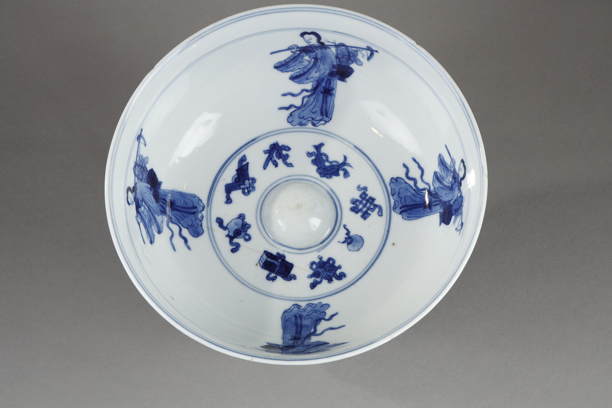 Objets d'art : Rare Bol  "Mantouxin bowl" en porcelaine Bleu Blanc à décor de quatre immortelles à l intérieur entourant huit objets Bouddhiques l extérieur est décoré de differentes fleurs le bord orné d une frise de svastika en relief et au naturel Chine vers 1700/1720 