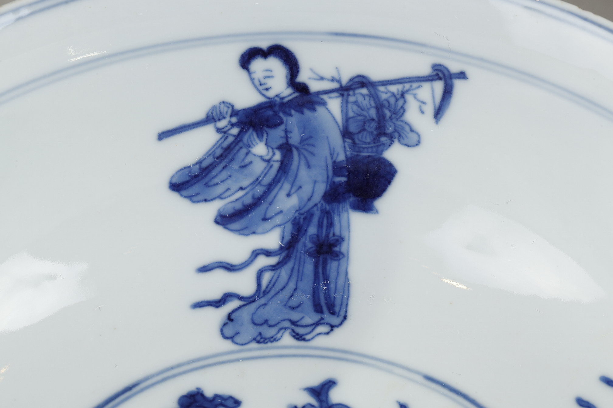 Objets d'art : Rare Bol  "Mantouxin bowl" en porcelaine Bleu Blanc à décor de quatre immortelles à l intérieur entourant huit objets Bouddhiques l extérieur est décoré de differentes fleurs le bord orné d une frise de svastika en relief et au naturel Chine vers 1700/1720 