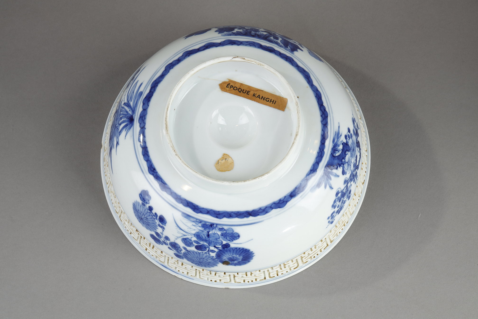 Objets d'art : Rare Bol  "Mantouxin bowl" en porcelaine Bleu Blanc à décor de quatre immortelles à l intérieur entourant huit objets Bouddhiques l extérieur est décoré de differentes fleurs le bord orné d une frise de svastika en relief et au naturel Chine vers 1700/1720 