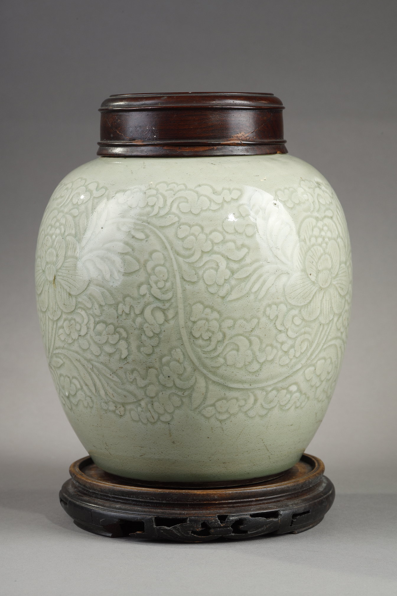 Polychrome : Ginger pot in porcelain enamel Celadon with floral decoration incised under cover - China Kangxi 1662/1722
H 18cm