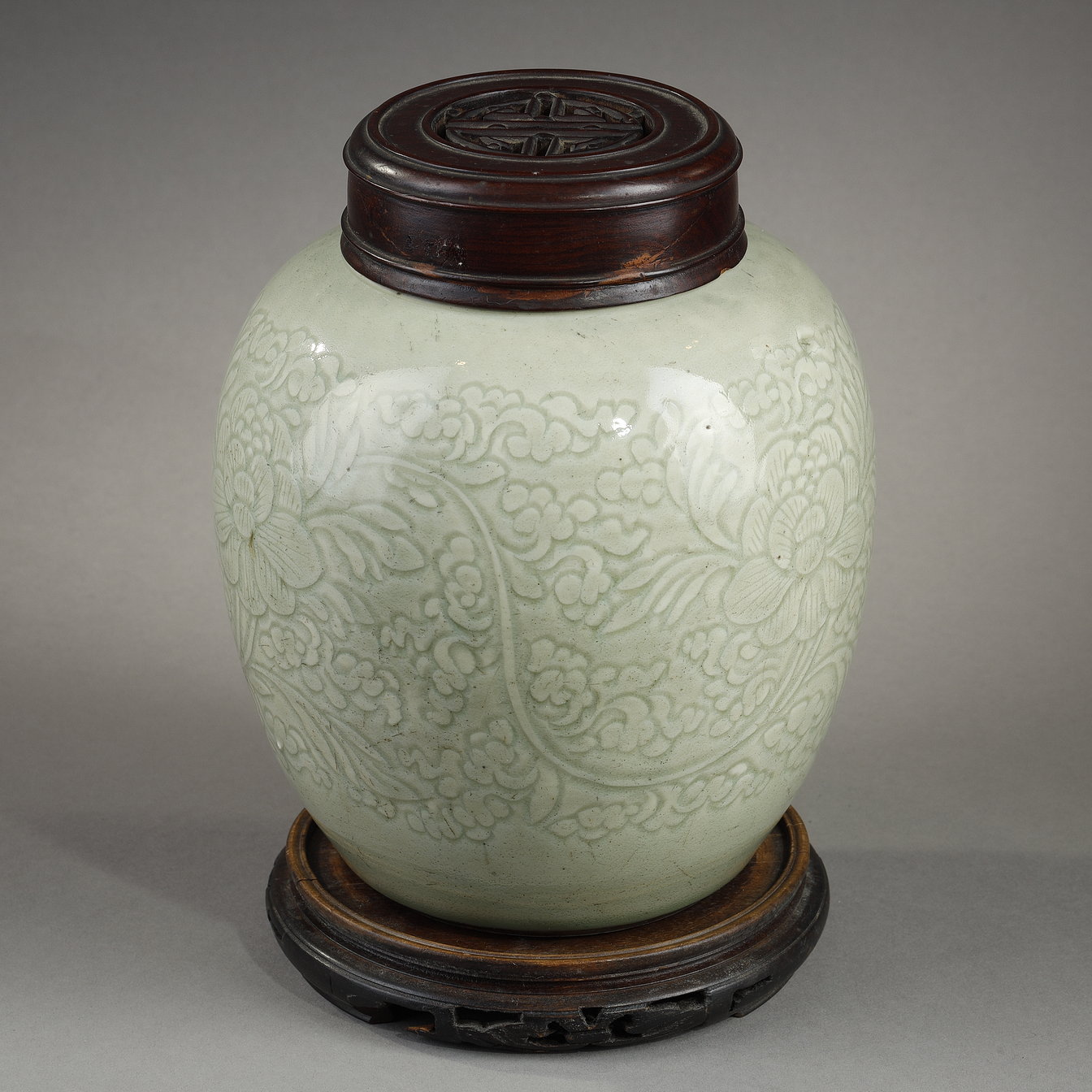 Polychrome : Ginger pot in porcelain enamel Celadon with floral decoration incised under cover - China Kangxi 1662/1722
H 18cm