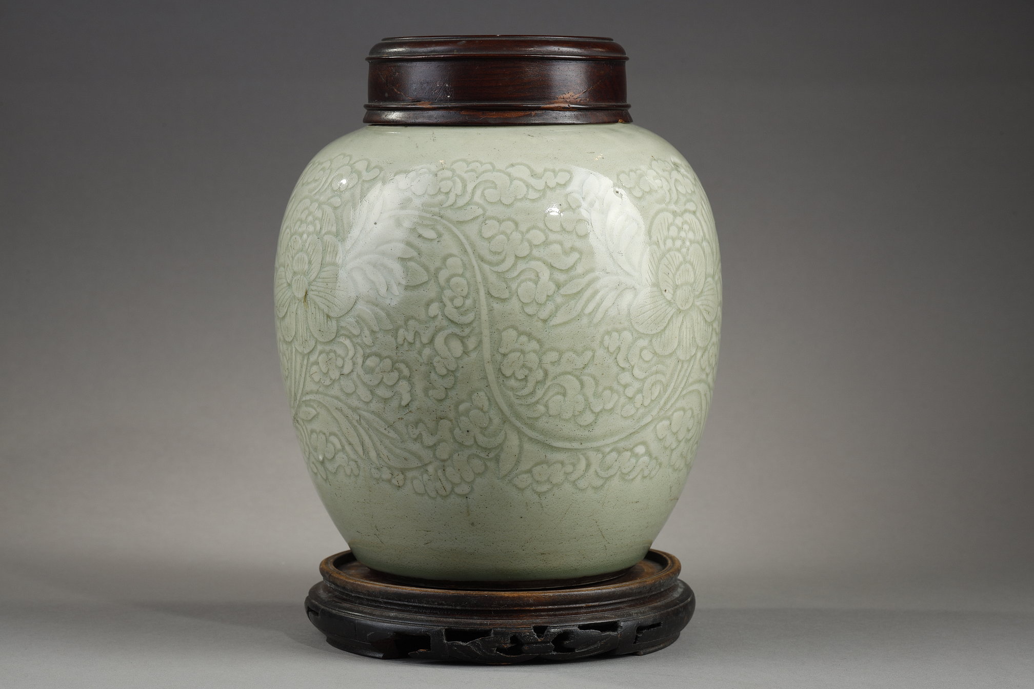 Polychrome : Ginger pot in porcelain enamel Celadon with floral decoration incised under cover - China Kangxi 1662/1722
H 18cm
