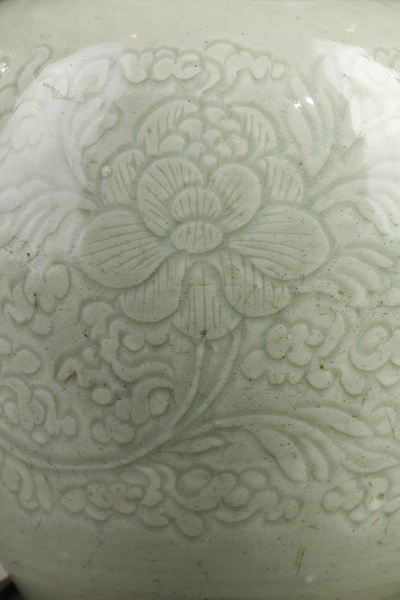 Polychrome : Ginger pot in porcelain enamel Celadon with floral decoration incised under cover - China Kangxi 1662/1722
H 18cm