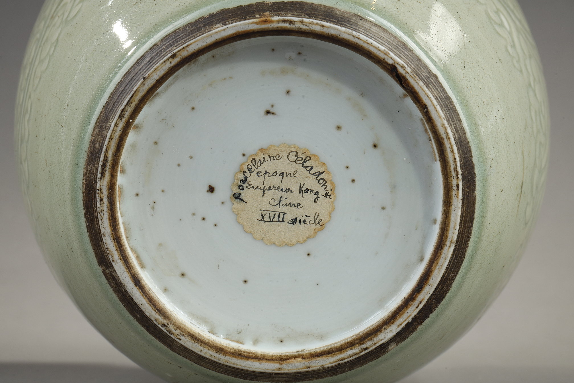 Polychrome : Ginger pot in porcelain enamel Celadon with floral decoration incised under cover - China Kangxi 1662/1722
H 18cm