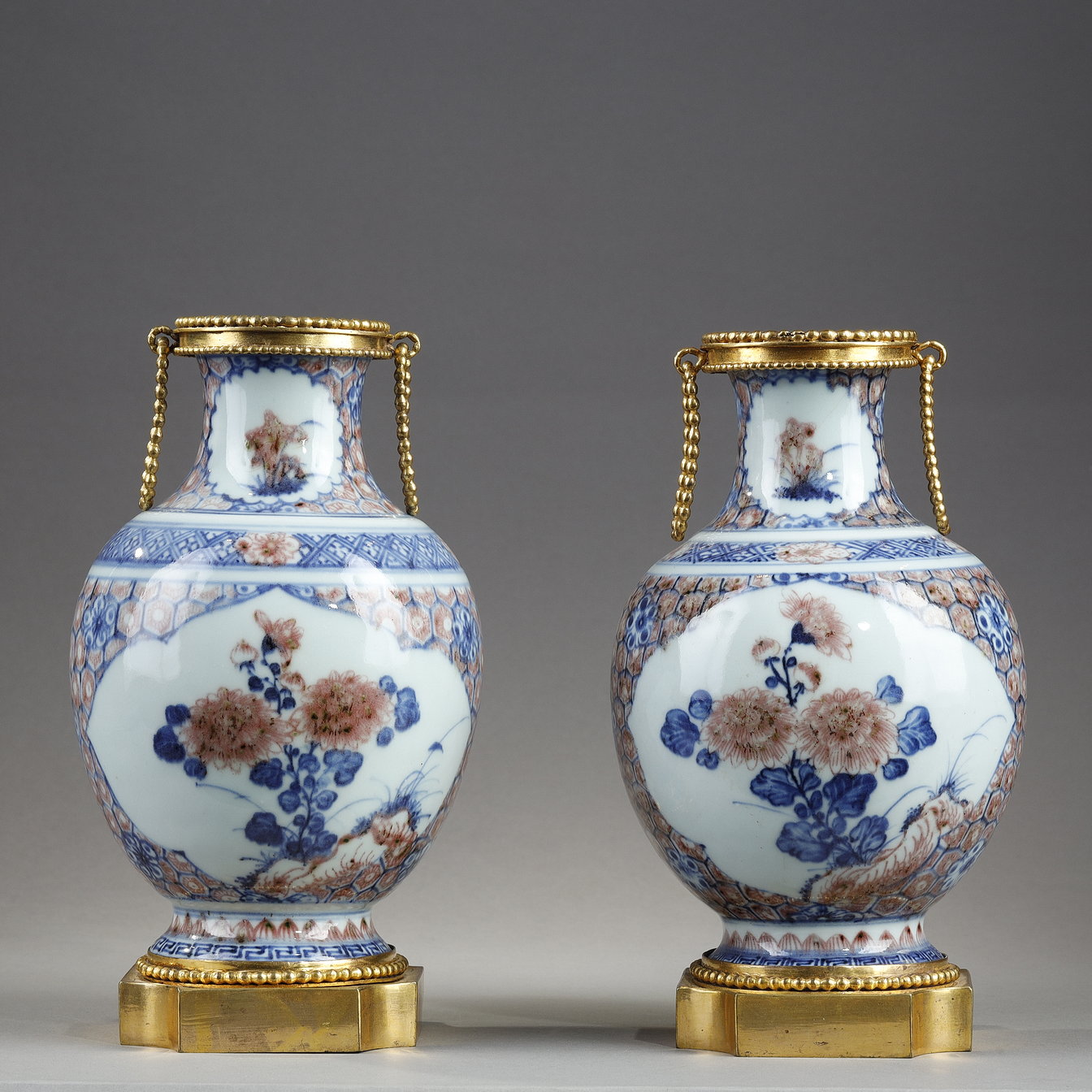 Works of Art : pair porcelain vases decorated in underglaze blue and copper red  -  1790/1840  -

Mount French bronze 19th century       (H 21,5 cm)
