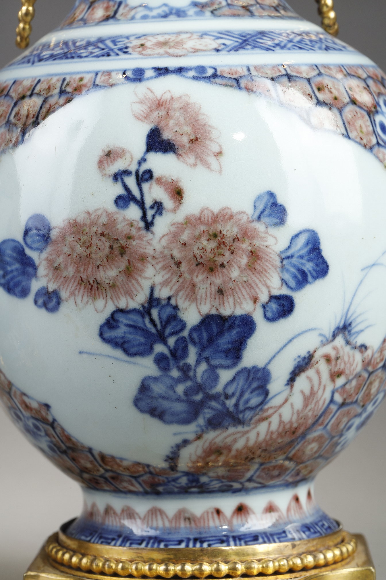 Works of Art : pair porcelain vases decorated in underglaze blue and copper red  -  1790/1840  -

Mount French bronze 19th century       (H 21,5 cm)
