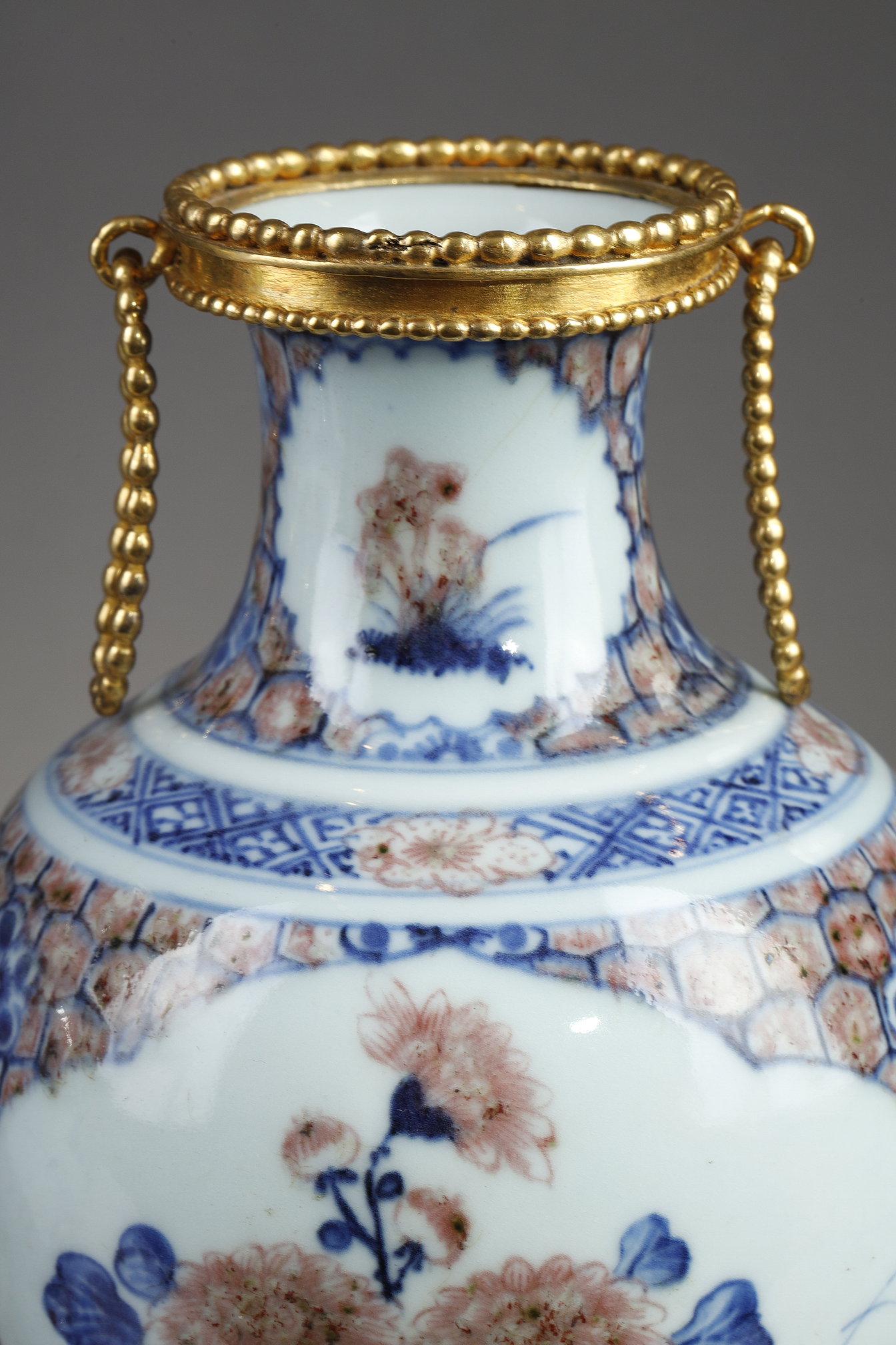 Works of Art : pair porcelain vases decorated in underglaze blue and copper red  -  1790/1840  -

Mount French bronze 19th century       (H 21,5 cm)
